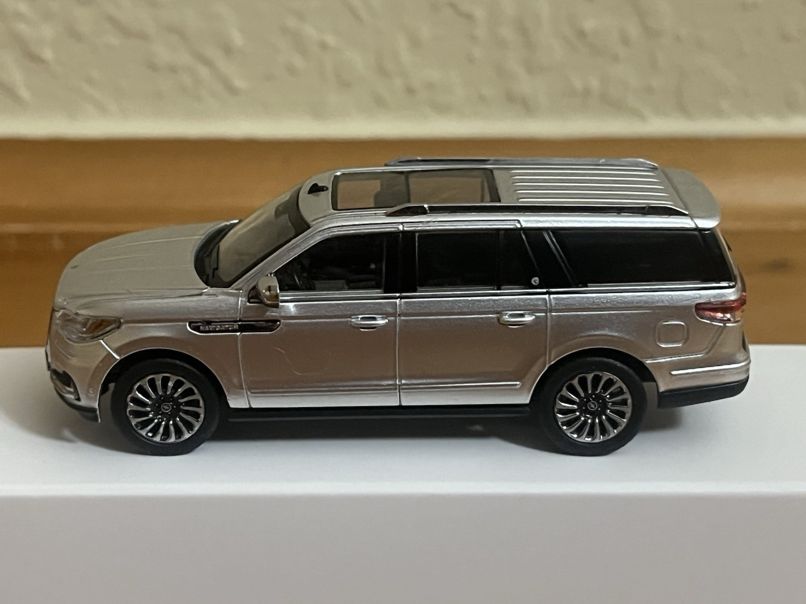 WTX 1:64 2018-2021 Lincoln Navigator L Reserve Silver W/ Folding Running Boards