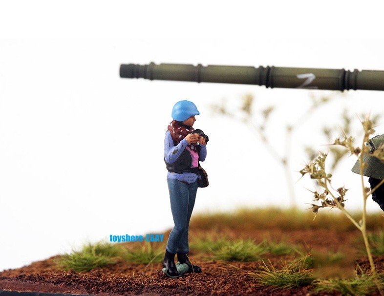 1/72 TANK WW2 War correspondent girl Soldier toy battlefield diorama in stock