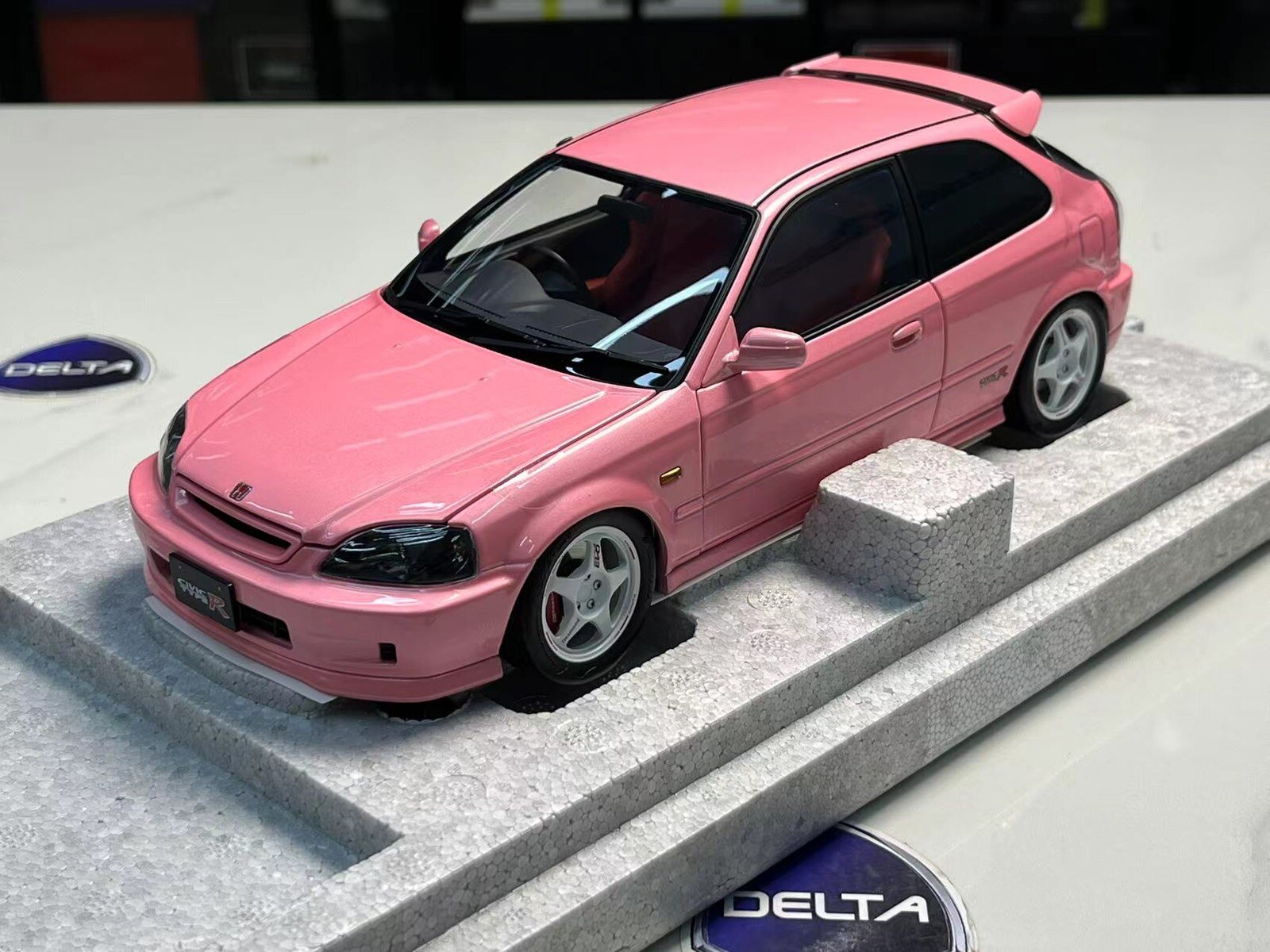 Motorhelix 1/18 honda civic type r EK9 In Light Pink