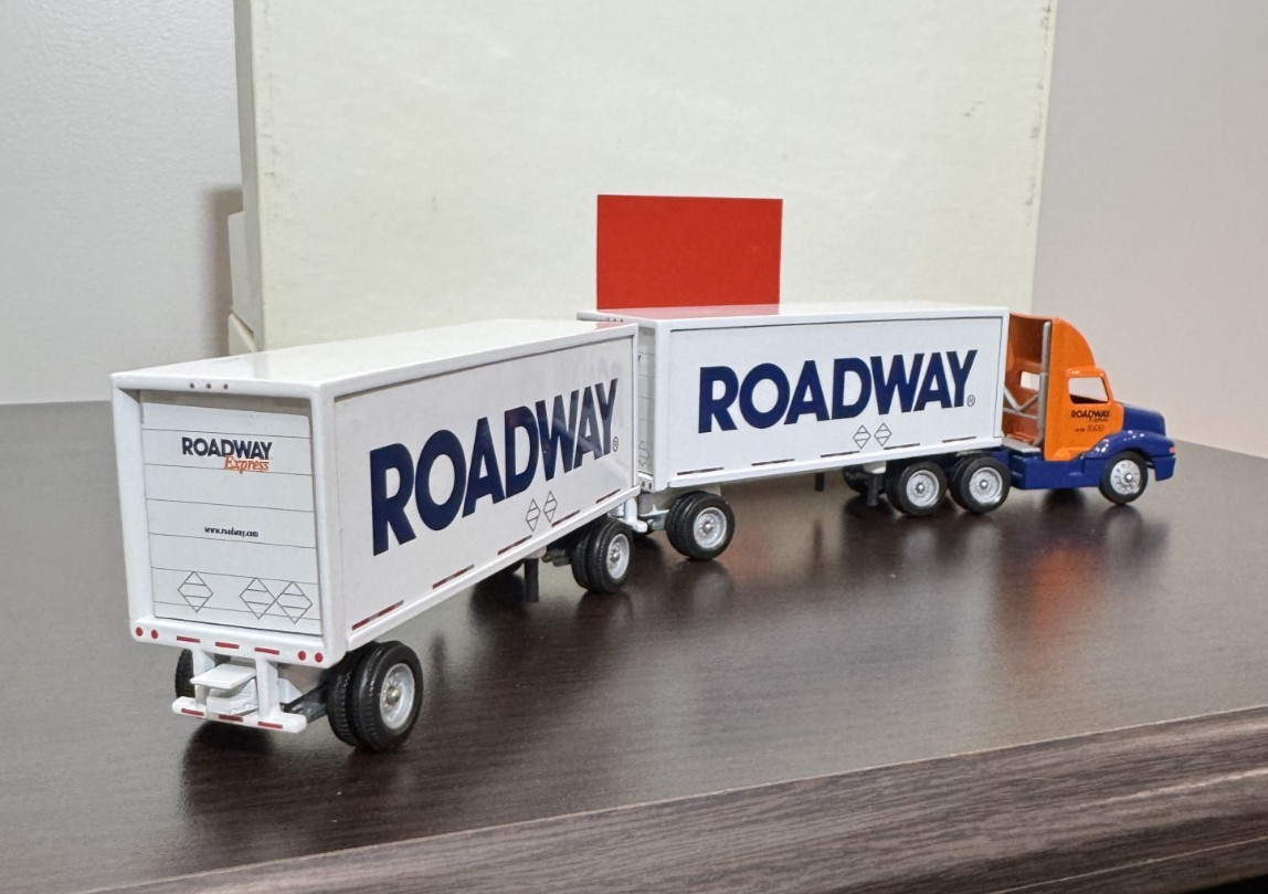 Roadway Express Doubles 2001 Winross Truck