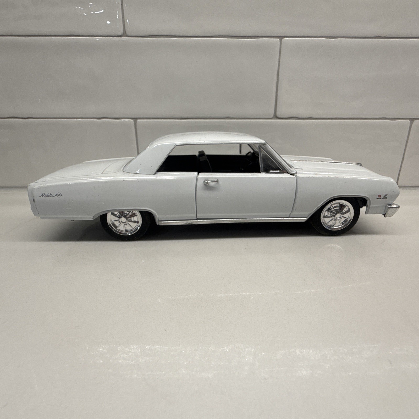 Saico White 1965 Chevy Chevell SS 396 Z-16 1:24 Scale Diecast Model – Ships Fast