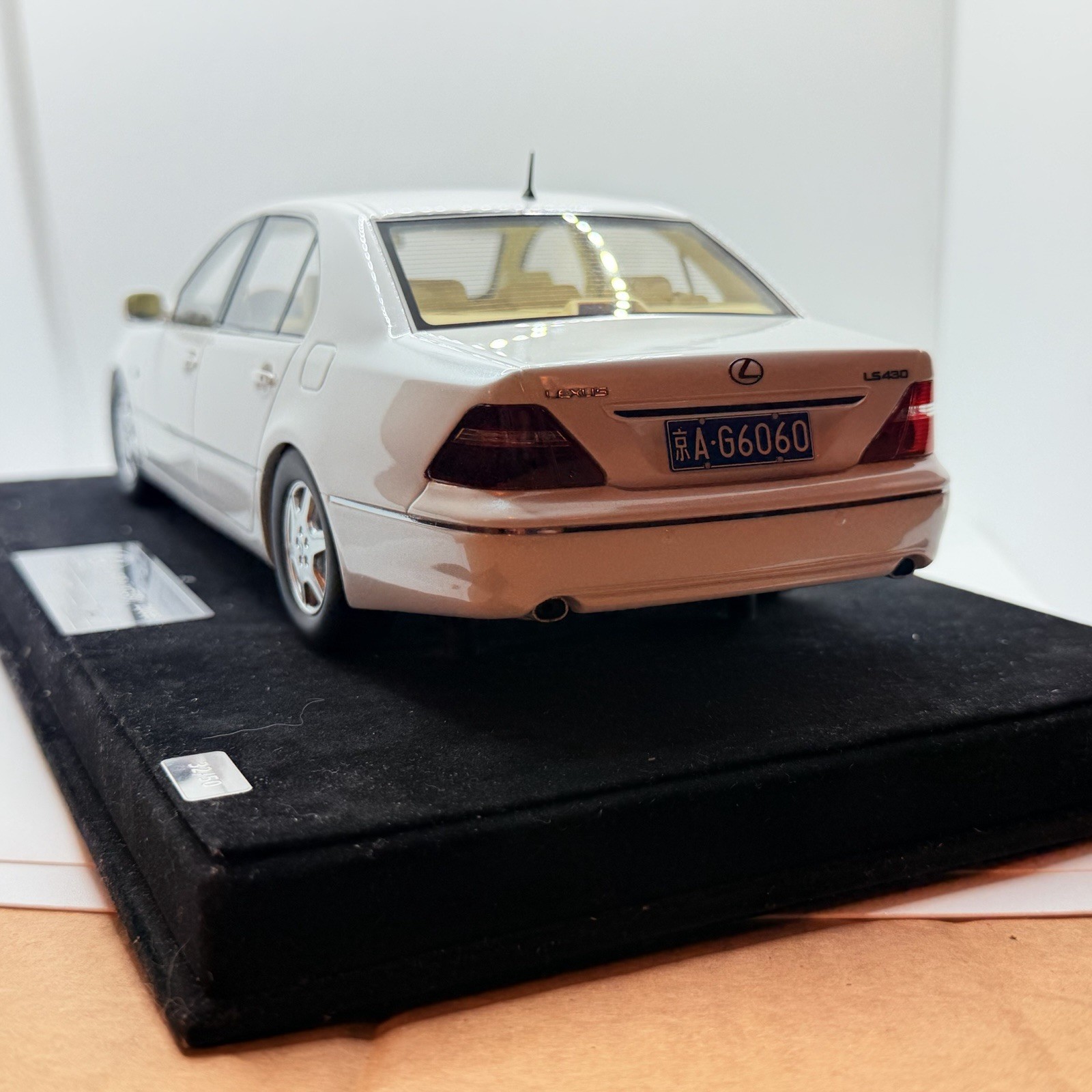 1/18 Ivy Models Lexus LS 430 in Gloss White 99 pieces Leather base