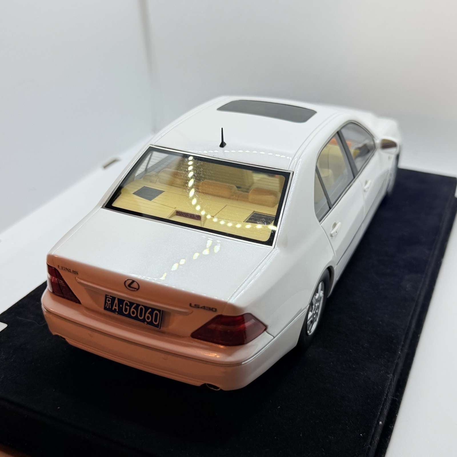 1/18 Ivy Models Lexus LS 430 in Gloss White 99 pieces Leather base