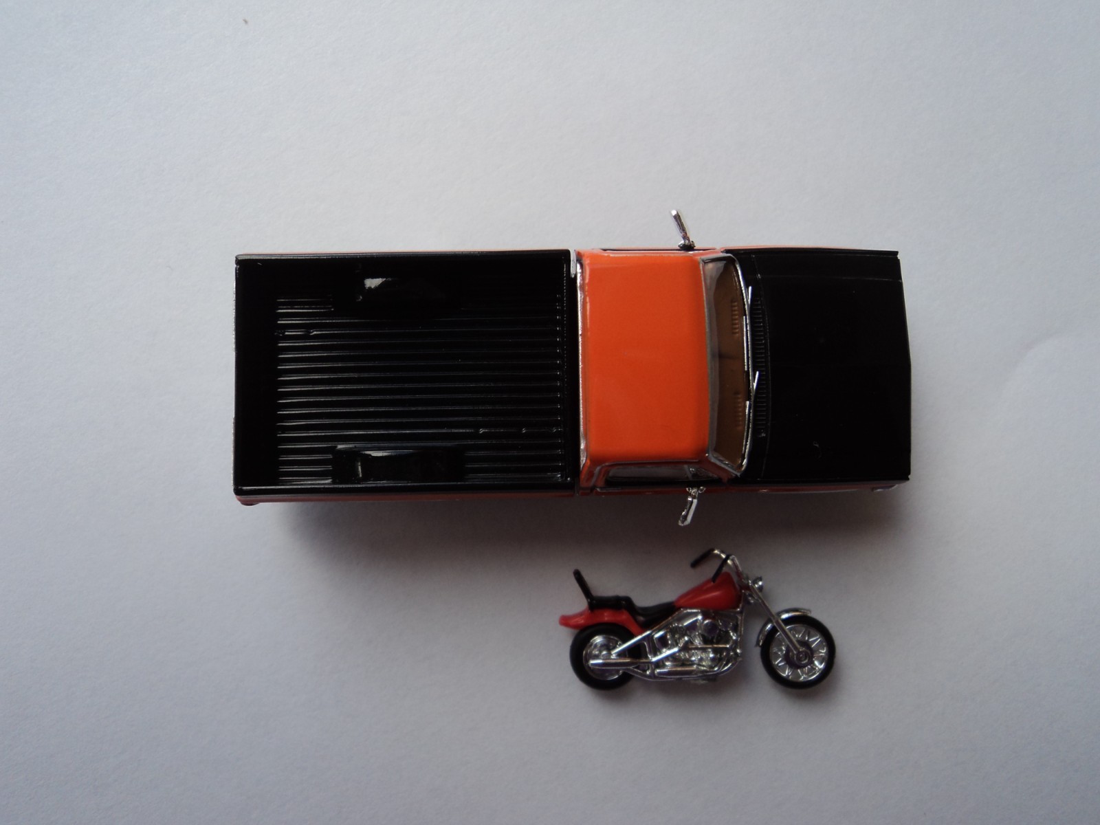 BREKINA 1981 GMC SIERRA GRANDE w /MOTORCYCLE ORANGE / BLACK HO 1/87 PLASTIC