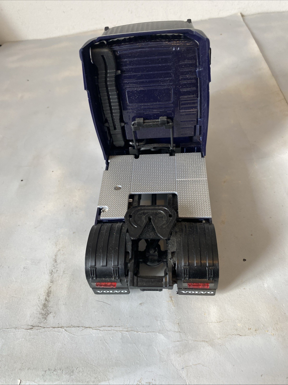 Welly 1/32 Volvo FH12 Tractor Unit