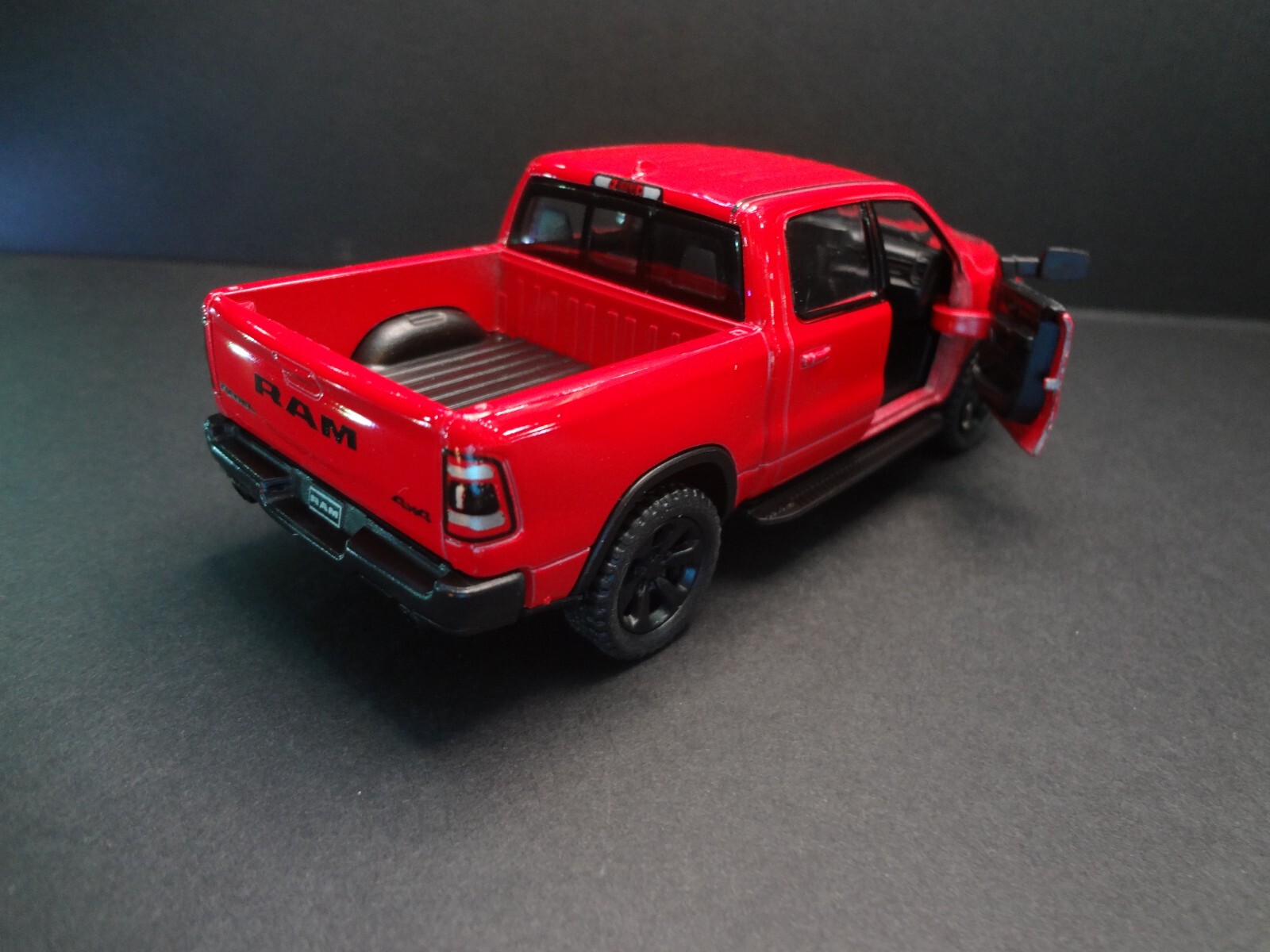 1:46 Scale 2019 Dodge RAM 1500 red – Loose