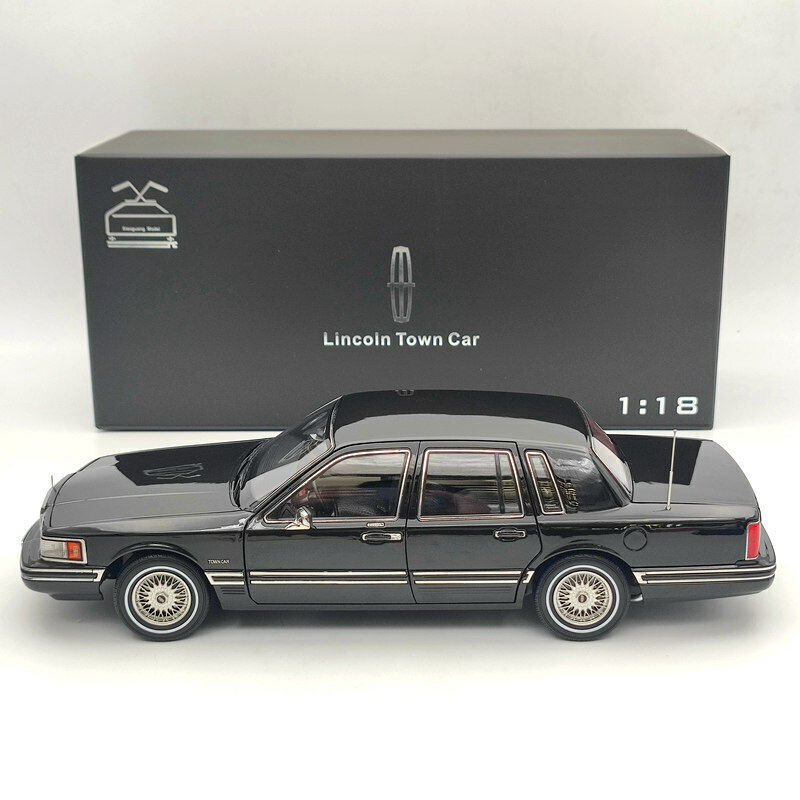1/18 Towncar V8 1993-1995 Super Diecast model (Leather seat)