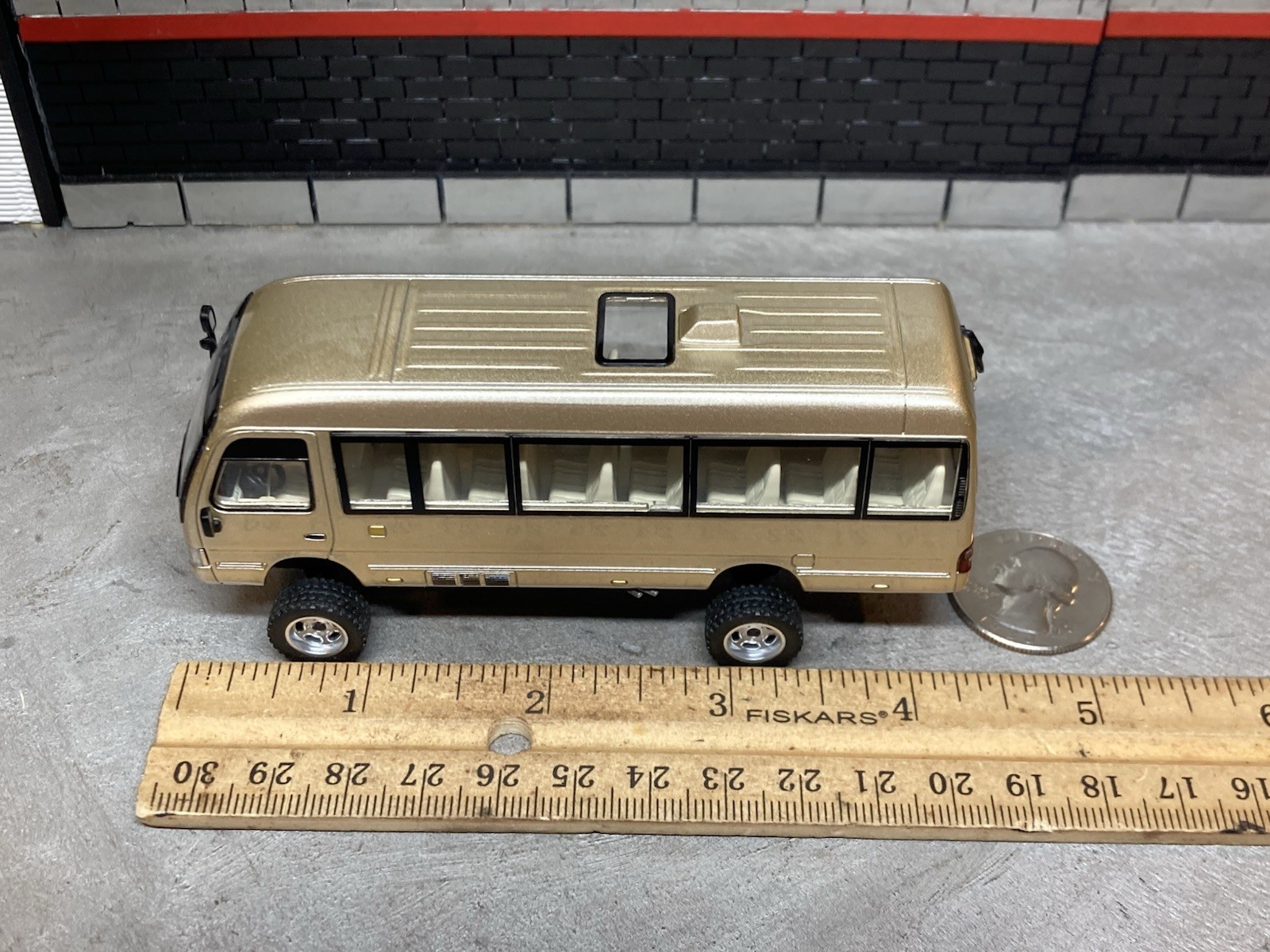 2013 Toyota Coaster Minibus Lifted 4×4 Shuttle Bus 1/64 Scale Diecast Custom