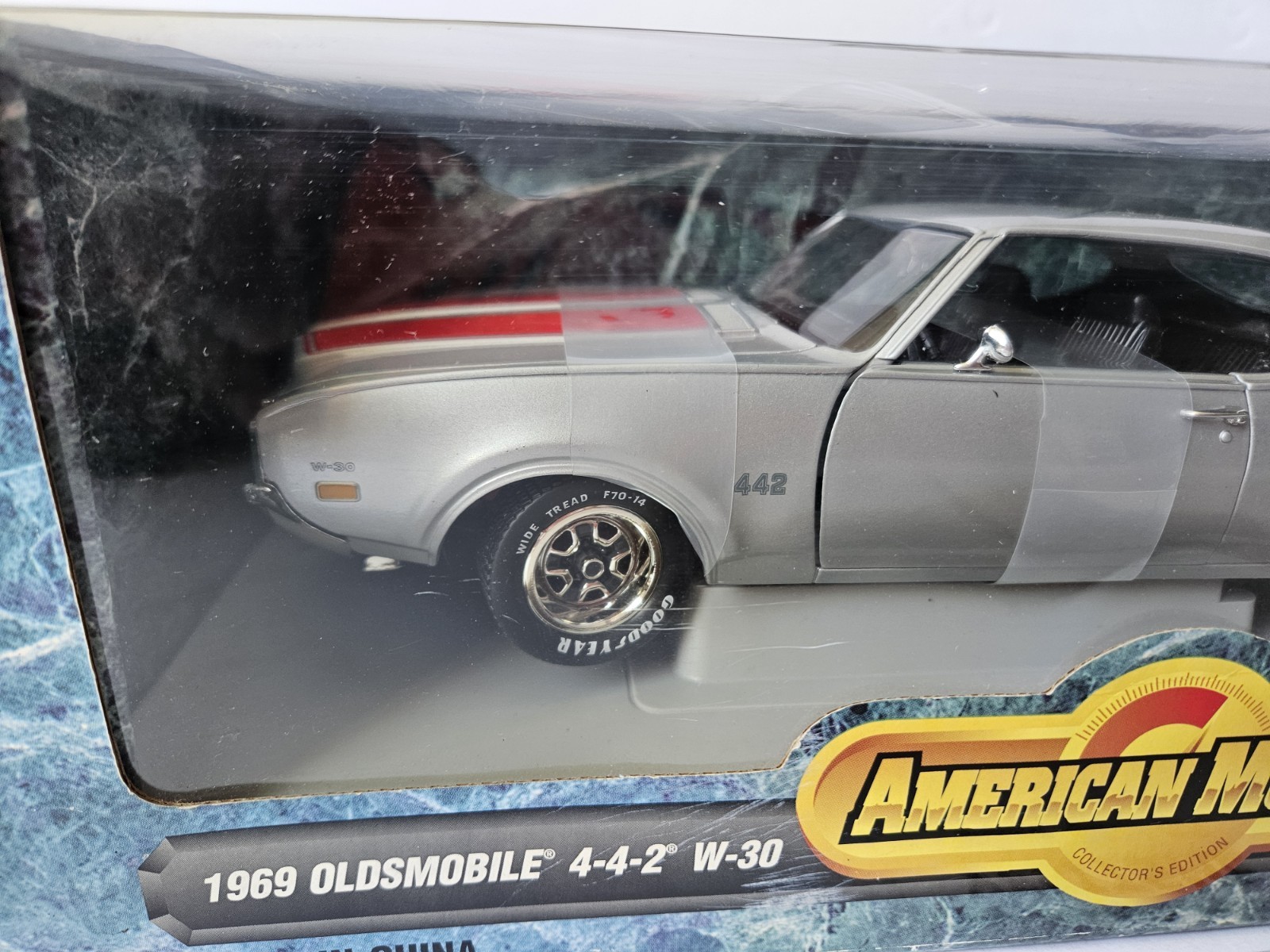 ERTL American Muscle 1969 Oldsmobile 442 W-30 Silver Exclusive 1/18 diecast car