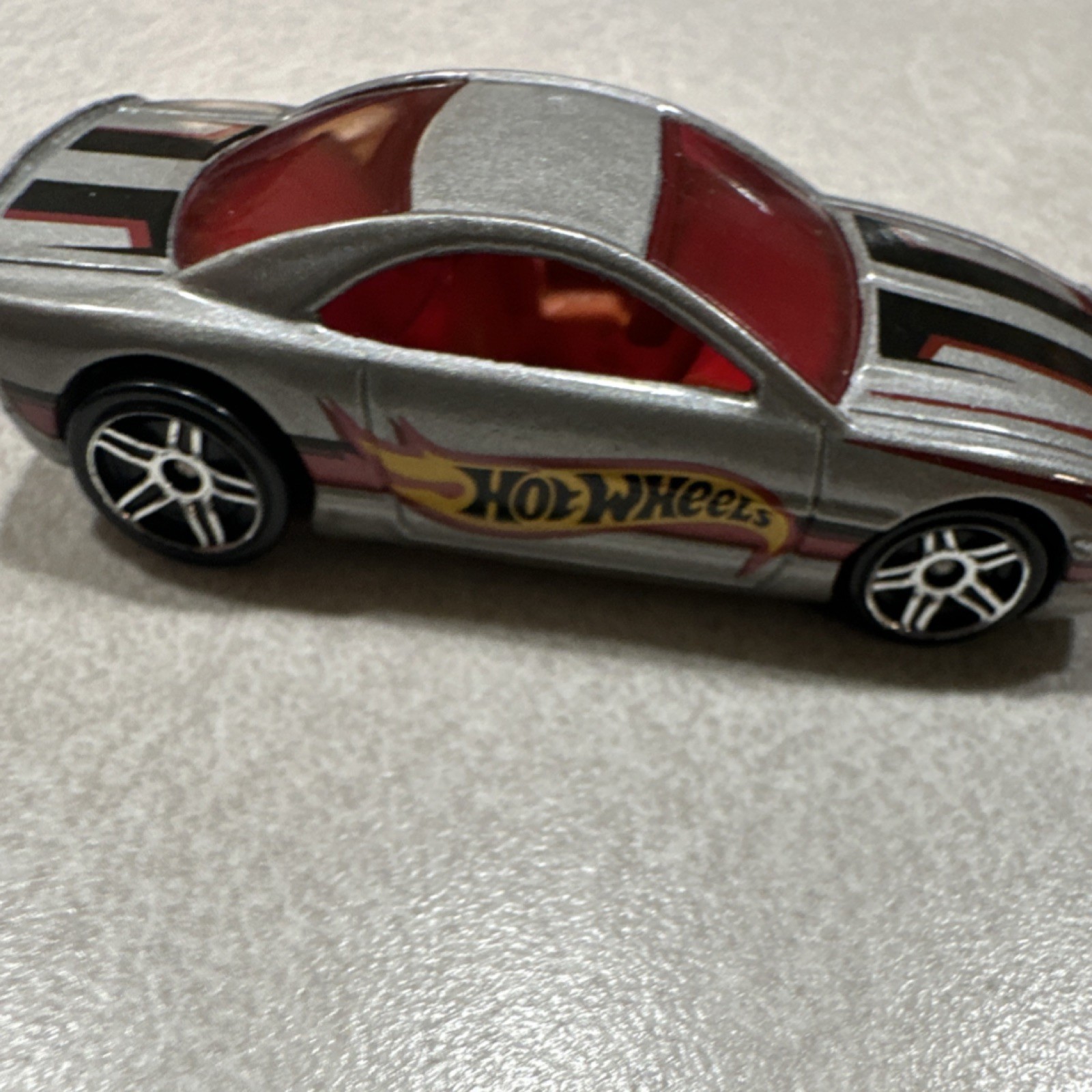 Hot Wheels 2000 1:64 Diecast Car Silver Black Red Model Collectible