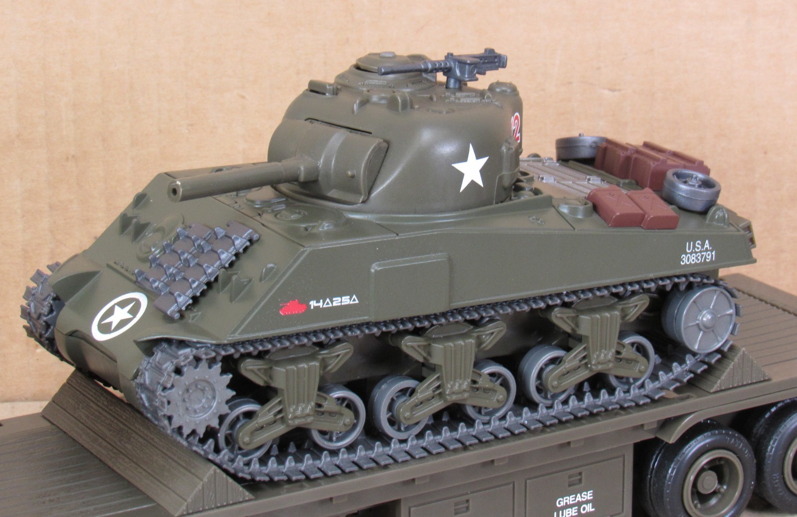 Taylor Made Trucks -TMT-18420 US Army Flatbed Truck w/Sherman Tank A4A3 1:32 LN