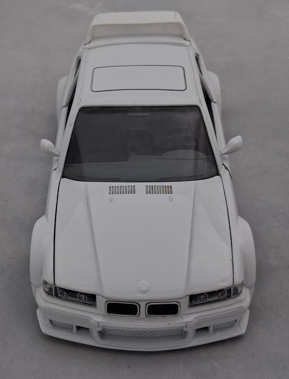1996 BMW M3 E36 1:24 Diecast (White) : Burago
