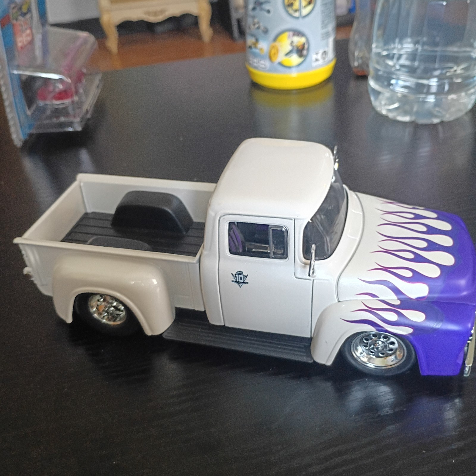 JADA 10TH ANNIVERSARY 1956 FORD F100 1:24 WHITE WITH FLAME