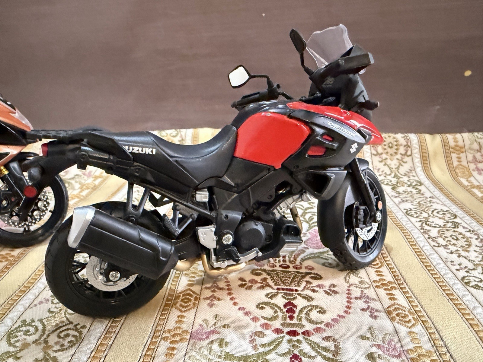 Maisto Suzuki GSX R1000 Bronze 1/12 VStrom 1000 Red Black Diecast LOT of 2