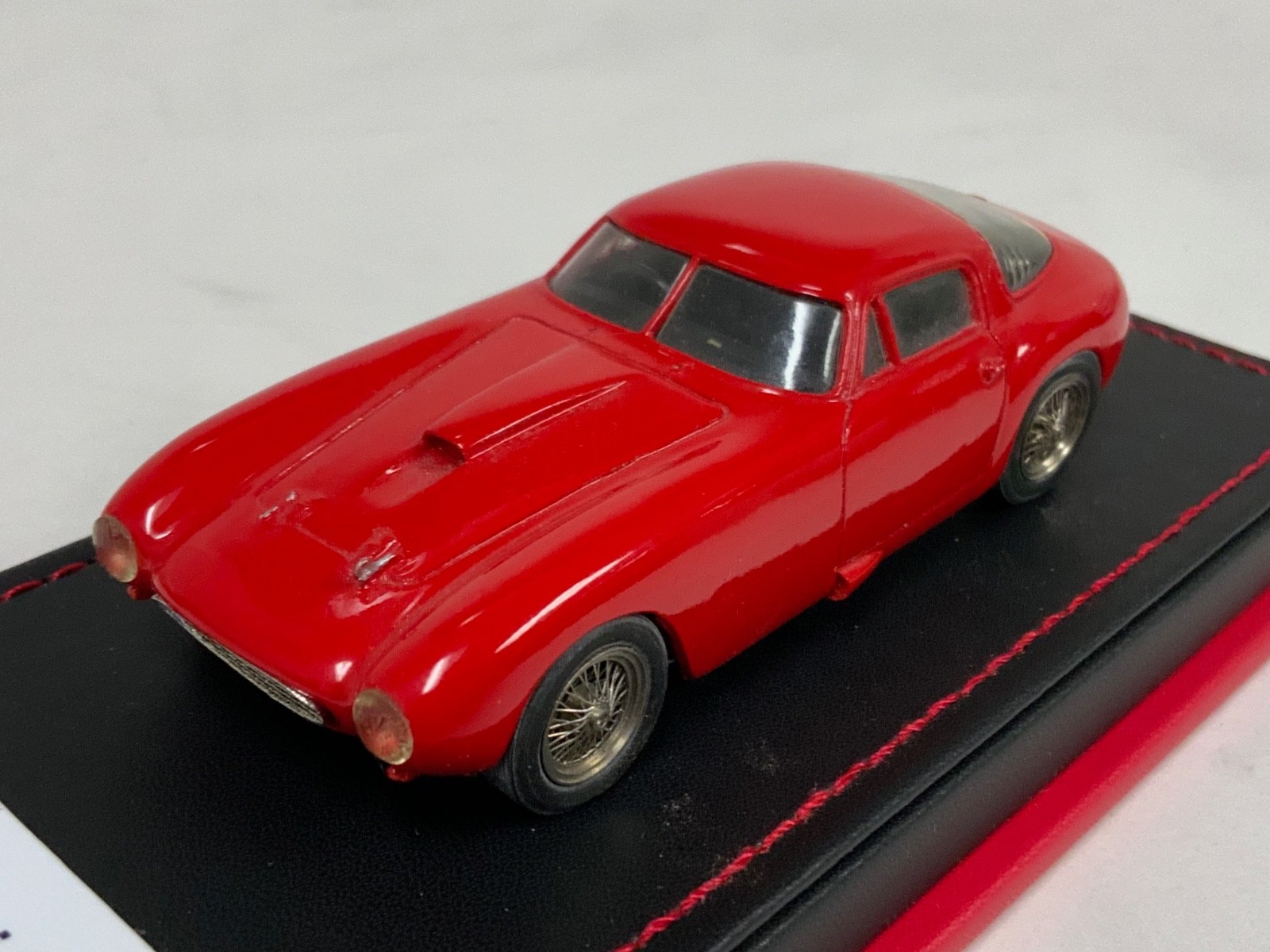 1/43 Record Model Ferrai 375 M from 1954 in Rosso Corsa Red Leather Base MUR28