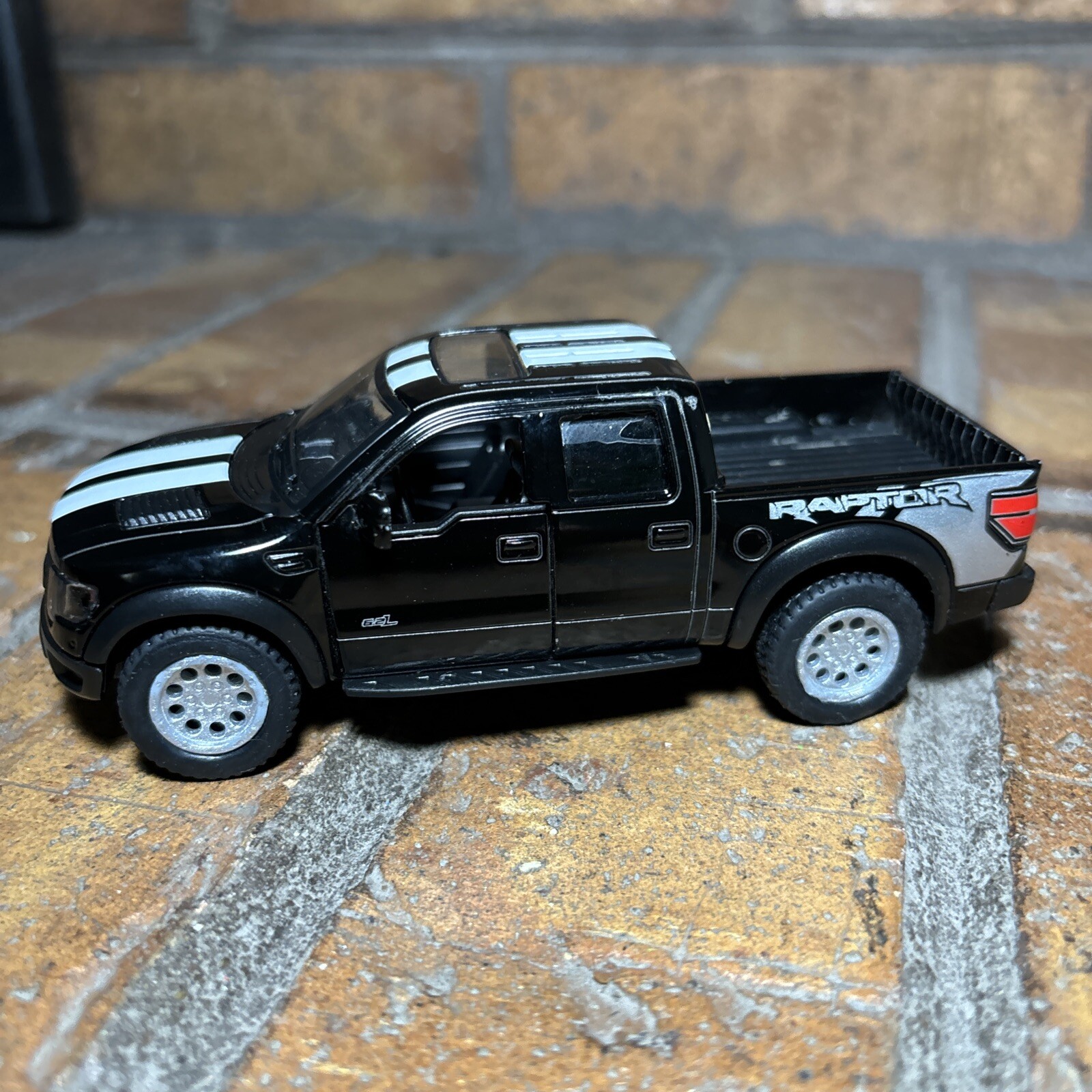 Kinsmart ✅ 2013 Ford F-150 SVT Raptor SuperCrew Black ✅ Scale 1/46 ✅ Pull Back