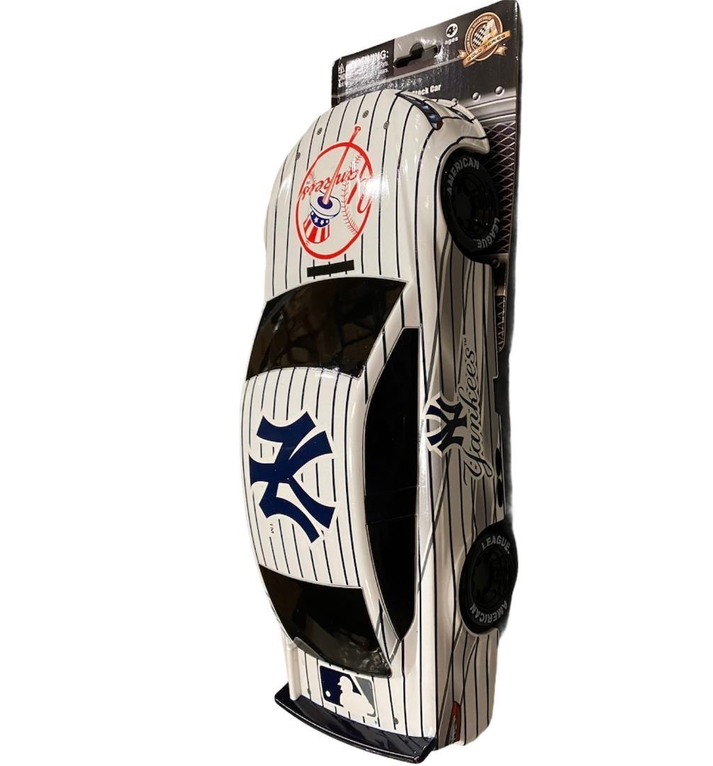 New York Yankees 2012 NASCAR Lionel Racing 1:24 Stock Car Limited Edition MLB