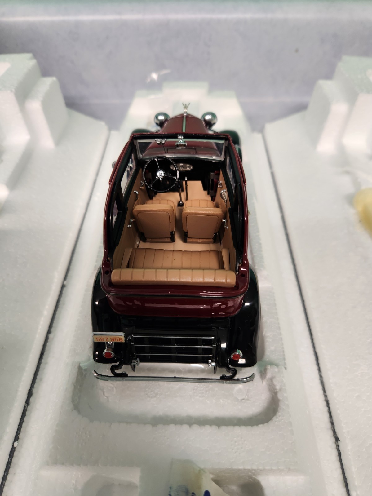 Franklin Mint 1/24 Diecast 1932 Ford V8 Bonnie and Clyde’s BOX AND ALL PAPERS