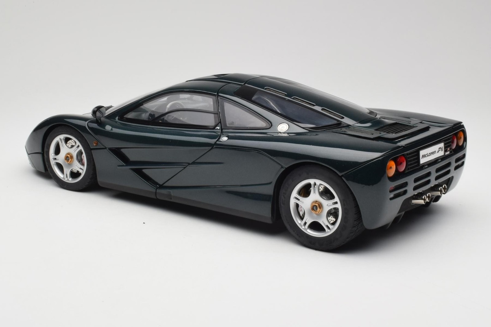 530133127 McLaren F1 Dark Green Metallic Minichamps 1/12