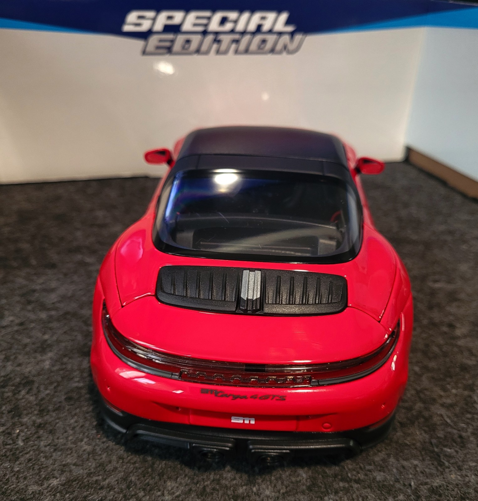 Porsche 911 Targa 4 GTS 1:18 Maisto Diecast Model Red Gold Removable Top