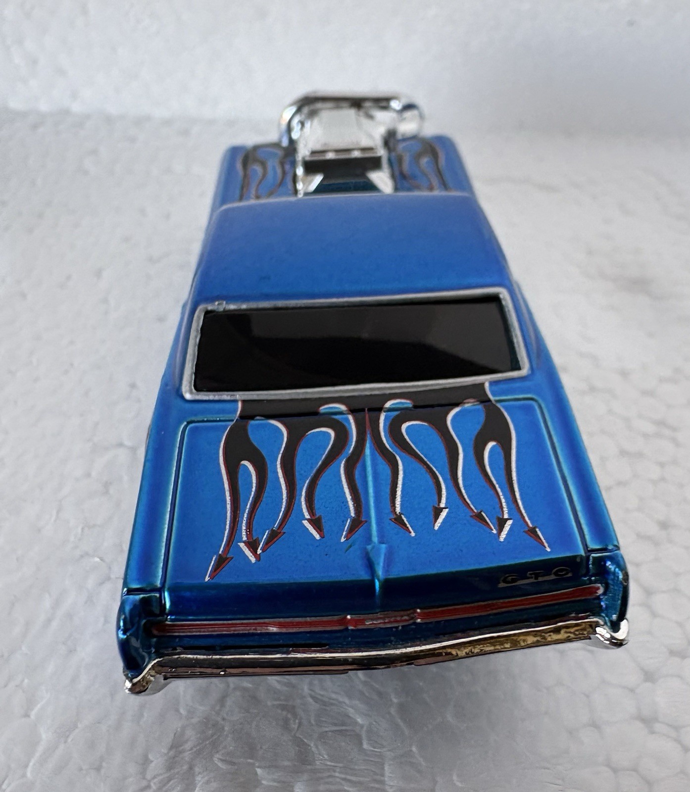 Muscle Machines 1965 Pontiac GTO Blue w/ Flames Chrome Blower 1/64 Diecast Car