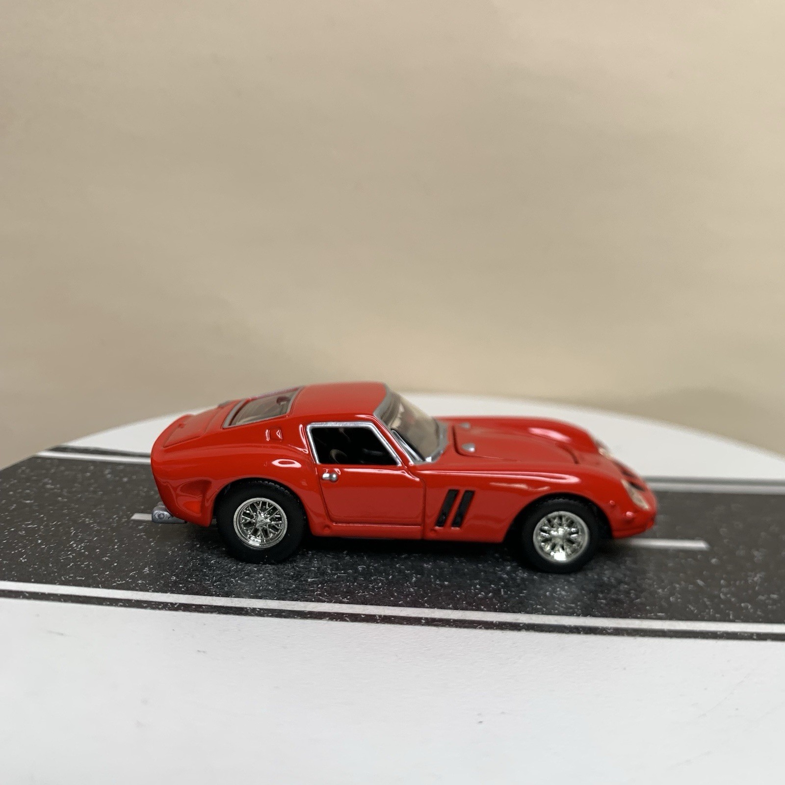 2005 Hot Wheels 100% Oil Can Showcase Series 1962 Ferrari 250 GTO Red 1:64 NM