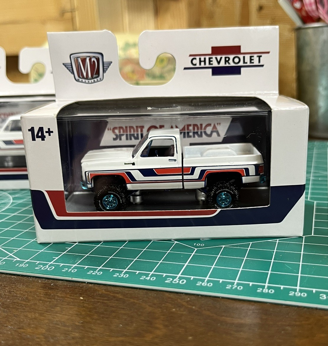 M2 Machines CHASE & REGULAR 1976 Chevy K-10 Spirit of 76 4×4 Truck 1:64 diecast