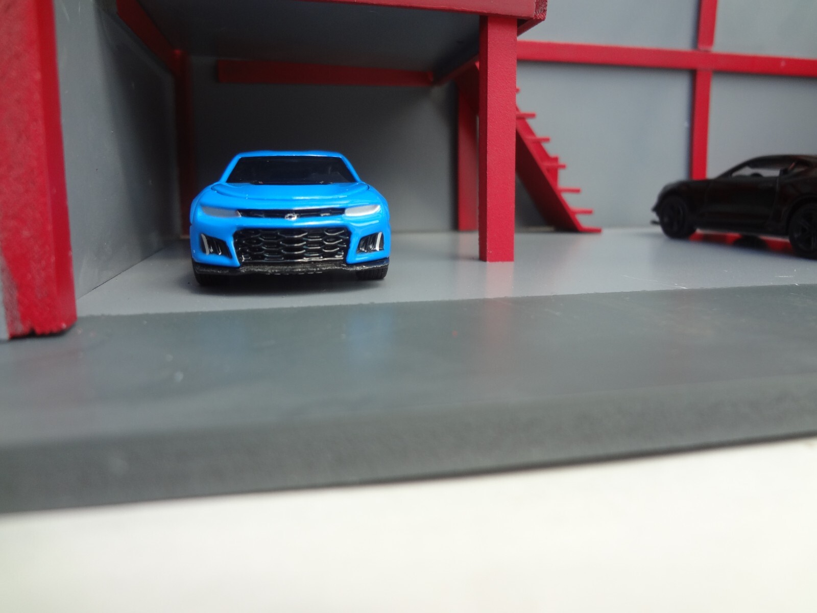1:64 scale Mechanic Garage Diorama Gray & Red cars are not included