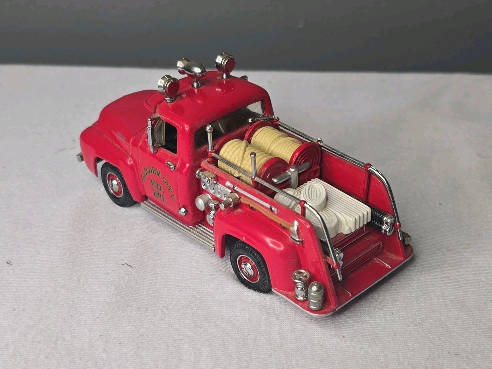 Matchbox Models of Yesteryear-1953 Ford Fire Truck – 1:43-Garden City Fire Dept.
