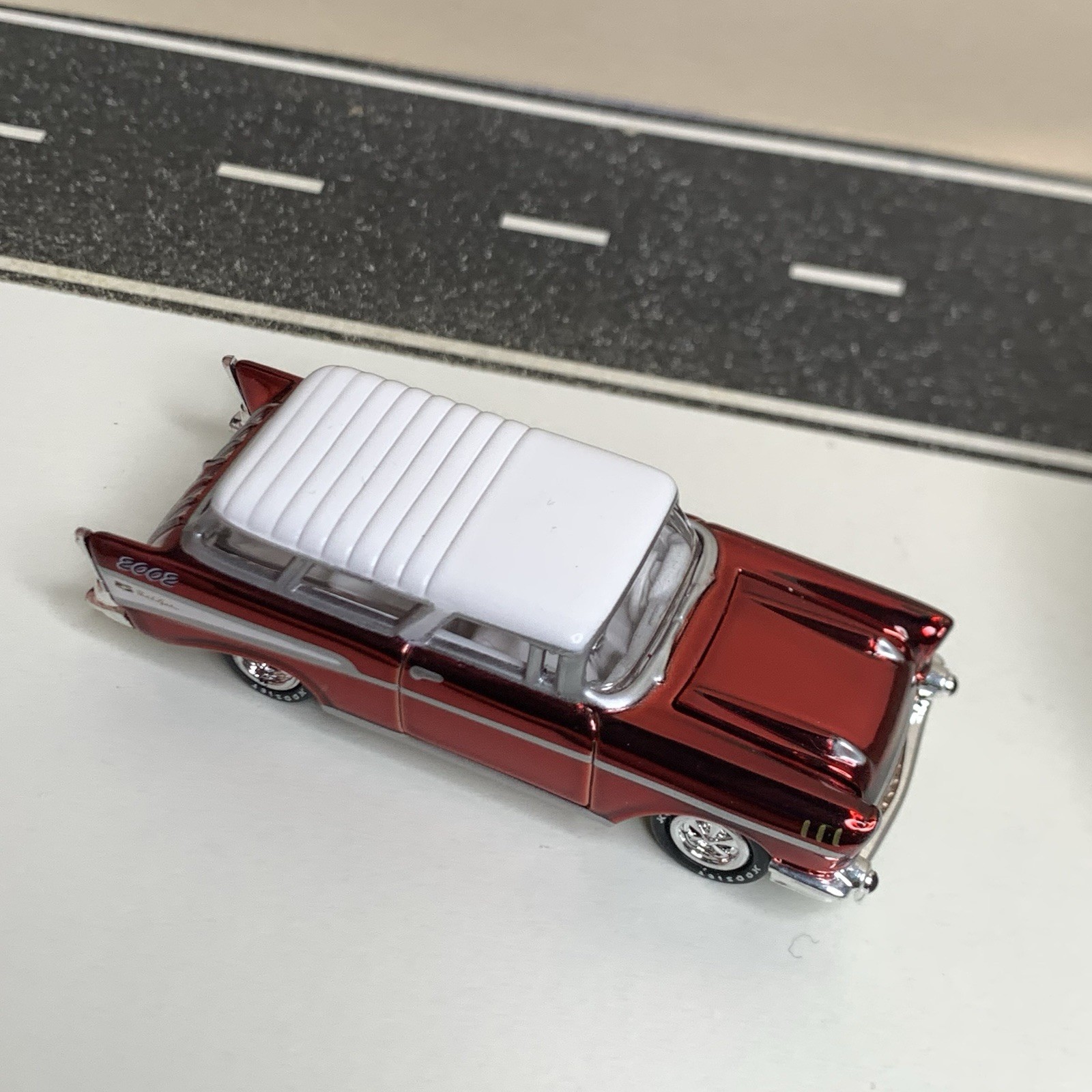 2002 Johnny Lightning Holiday Classics 1957 Chevy Nomad Wagon Red Chrome 1:64 NM