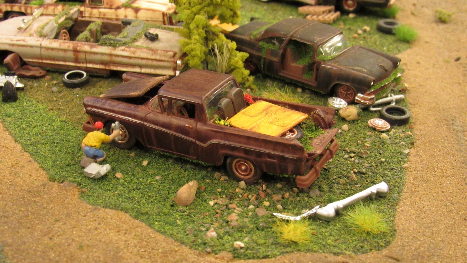 CUSTOM BUILT WEATHERED RUSTY JUNK PARTS YARD 1957 FORD RANCHERO CAR TRUCK 1:64/A