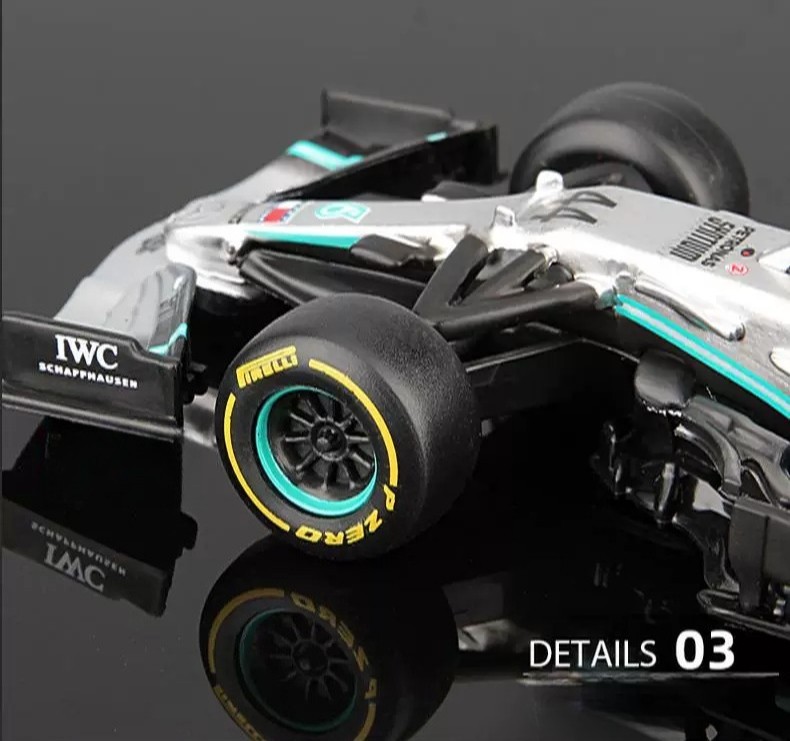 BBurago 1:43 MERCEDES AMG F1 W10 EQ POWER+ #44 Lewis Hamilton Helmet Edition