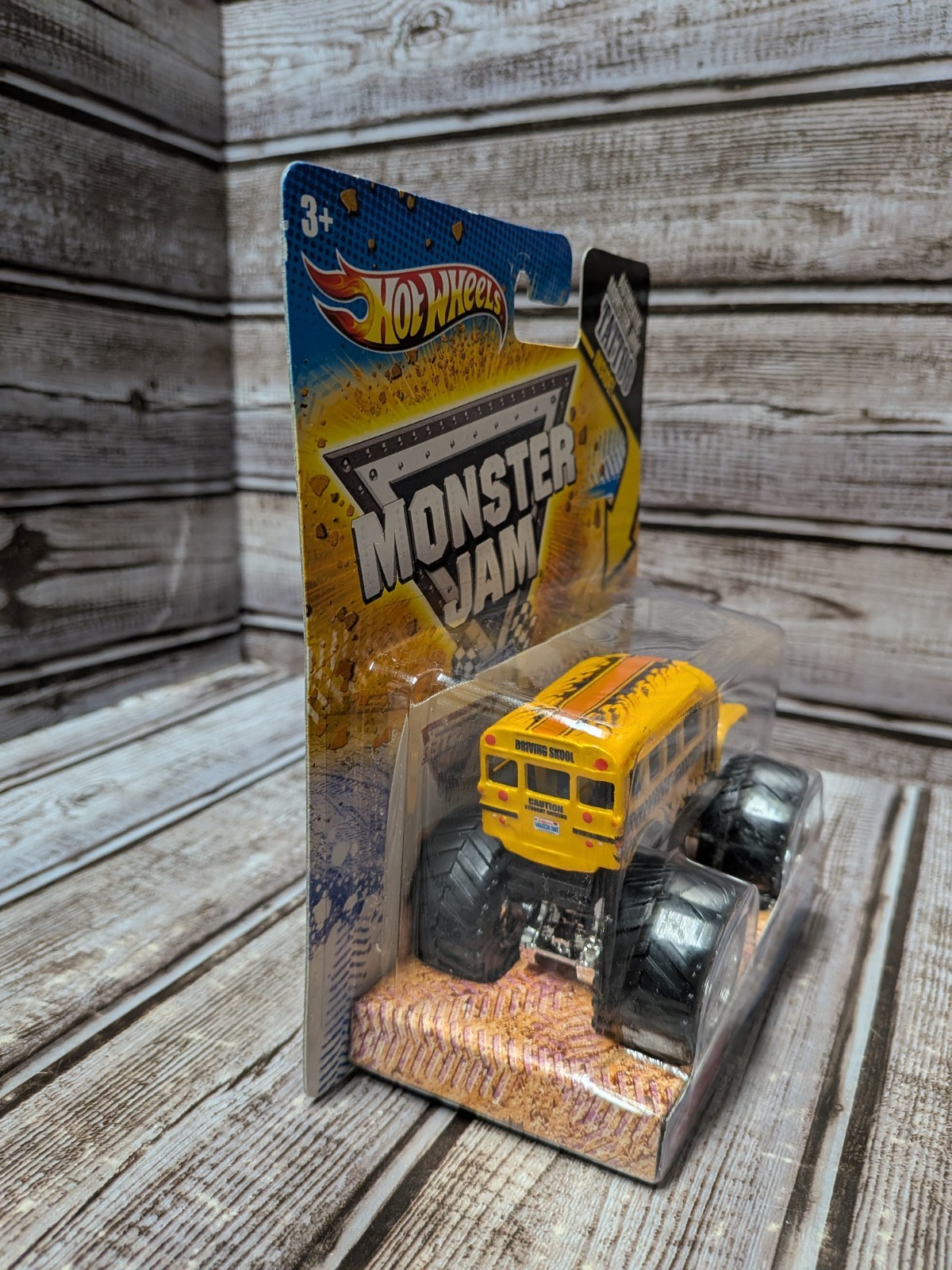 Hot Wheels Monster Jam Driving Skool Bus Monster Truck 1:64