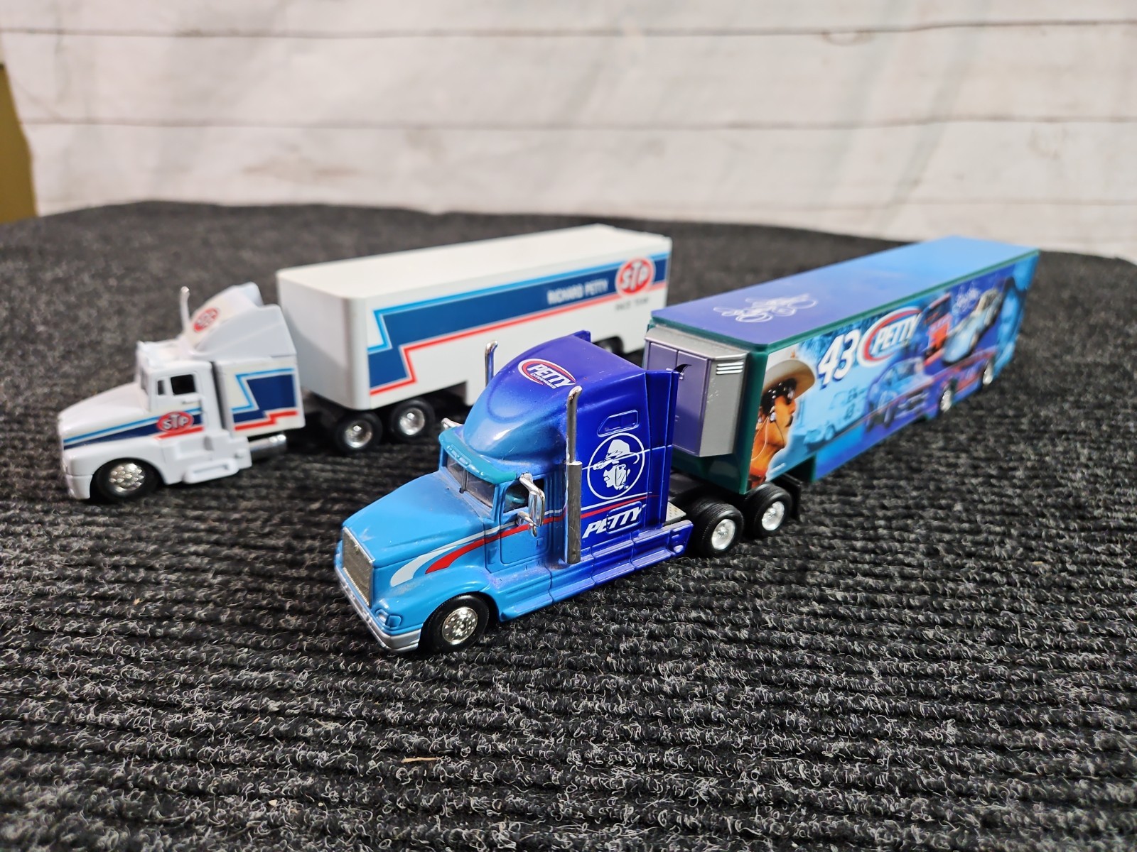 2 Hotwheels Richard Petty International Eagle Race Car Transporter