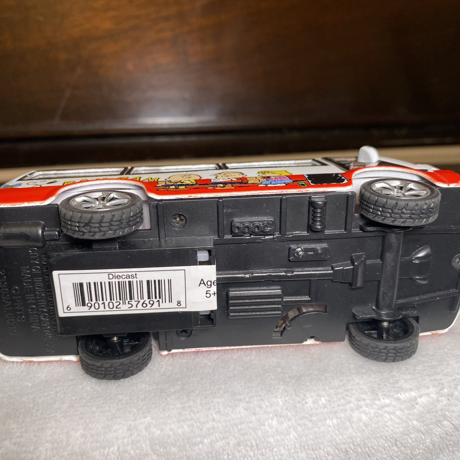 Peanuts Diecast Gang School Bus Red / White Pull Back action 51/2″