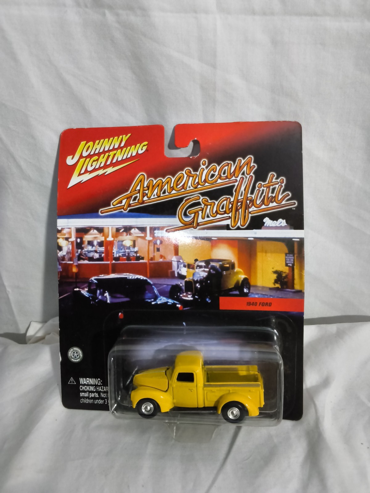 Johnny Lightning American Graffiti Yellow 1940 Ford 1:64, New