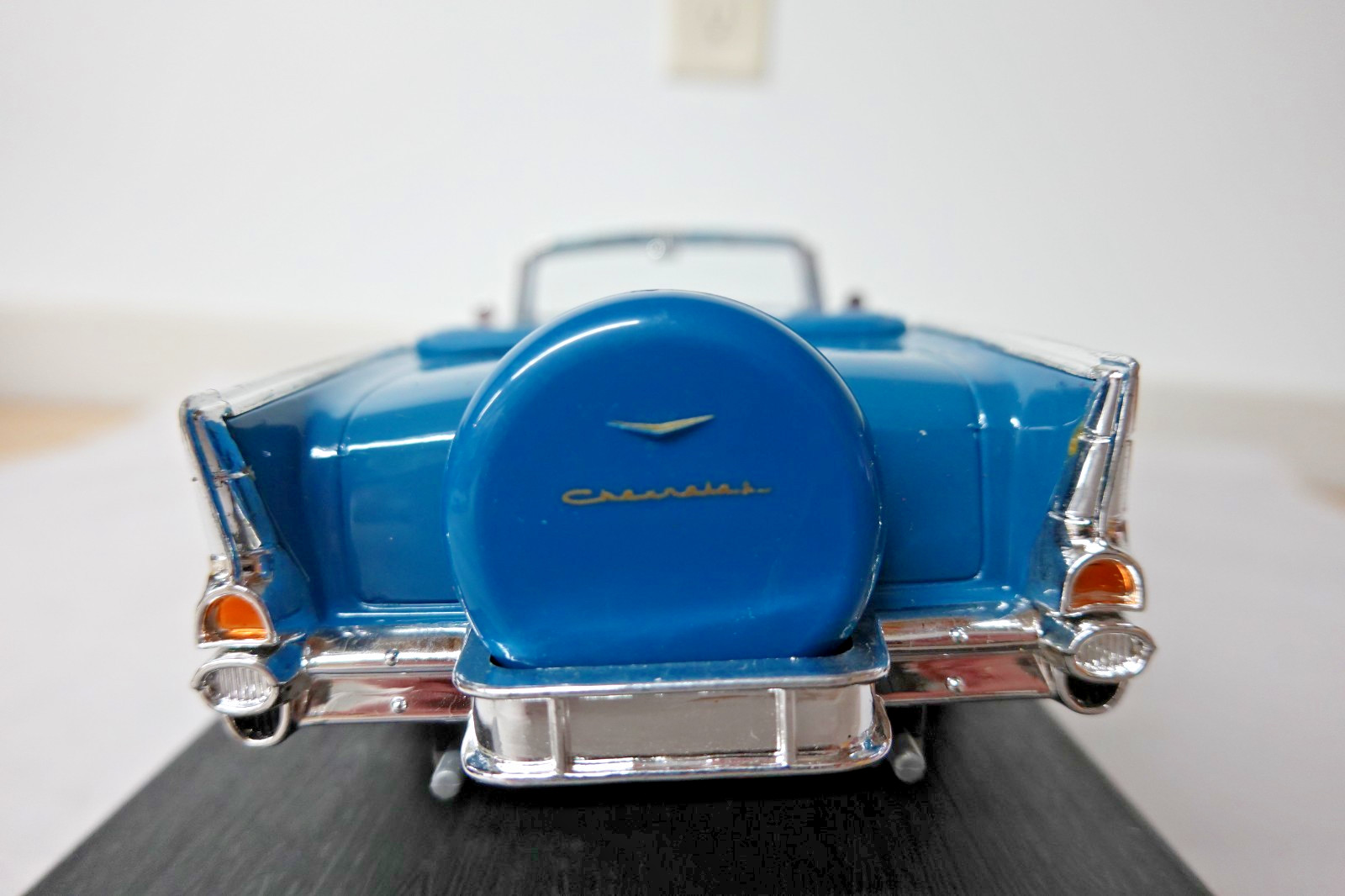 Yat Ming 92108 1957 Blue Chevrolet Bel Air Convertible Road Legends 1:18 Scale