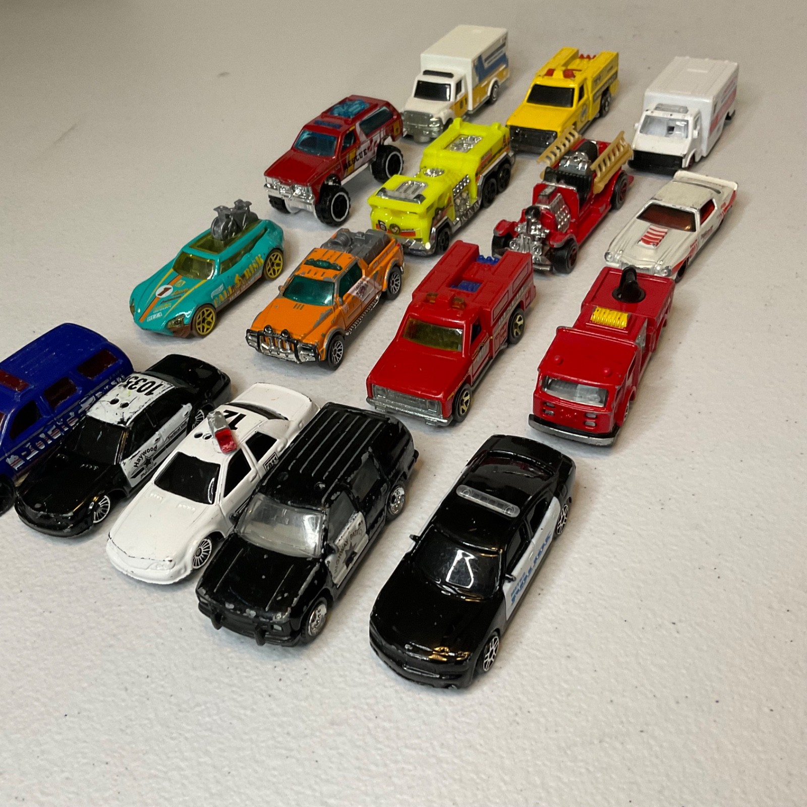 Hot Wheels Emergency Vehicle Lot of 16 Police Fire Rescue Ambulance Cars Trucks