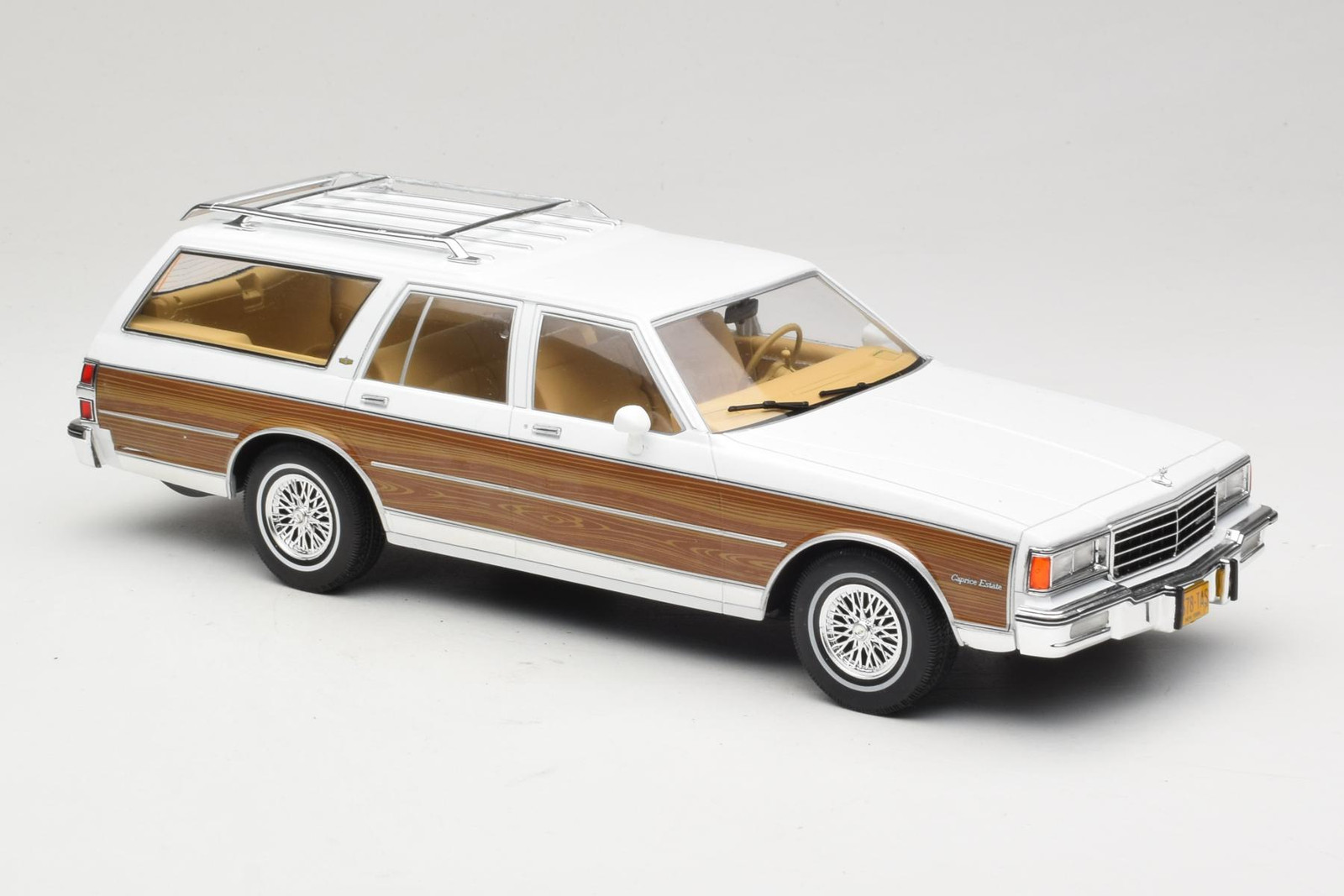 Chevrolet Caprice Estate Wagon White 1:18 MCG | MCG18475