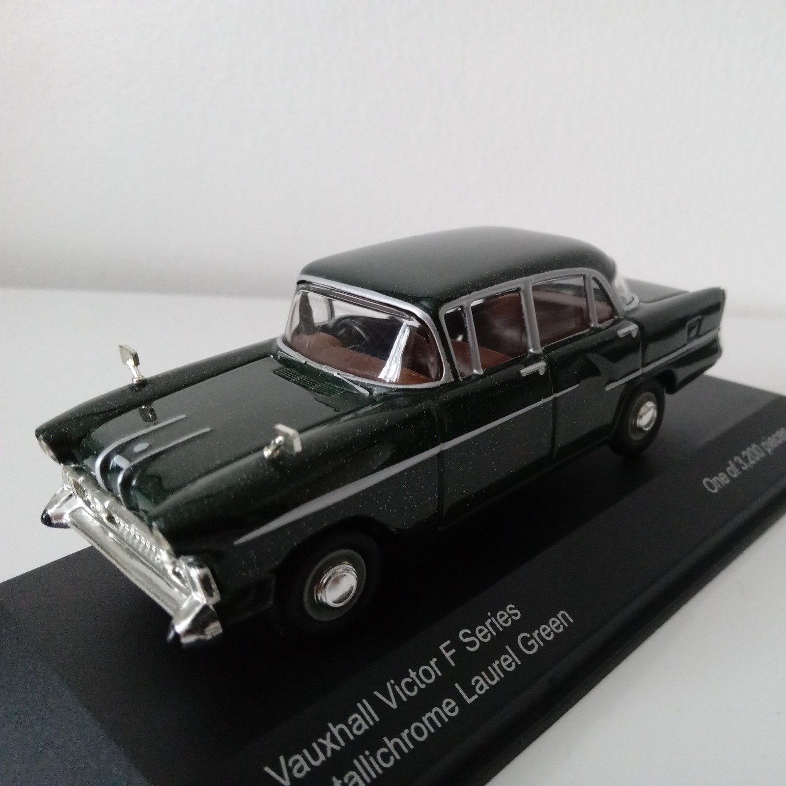 Vanguards VA03809 Vauxhall Victor F Series Metallichrome Laurel Green 1/43 Scale