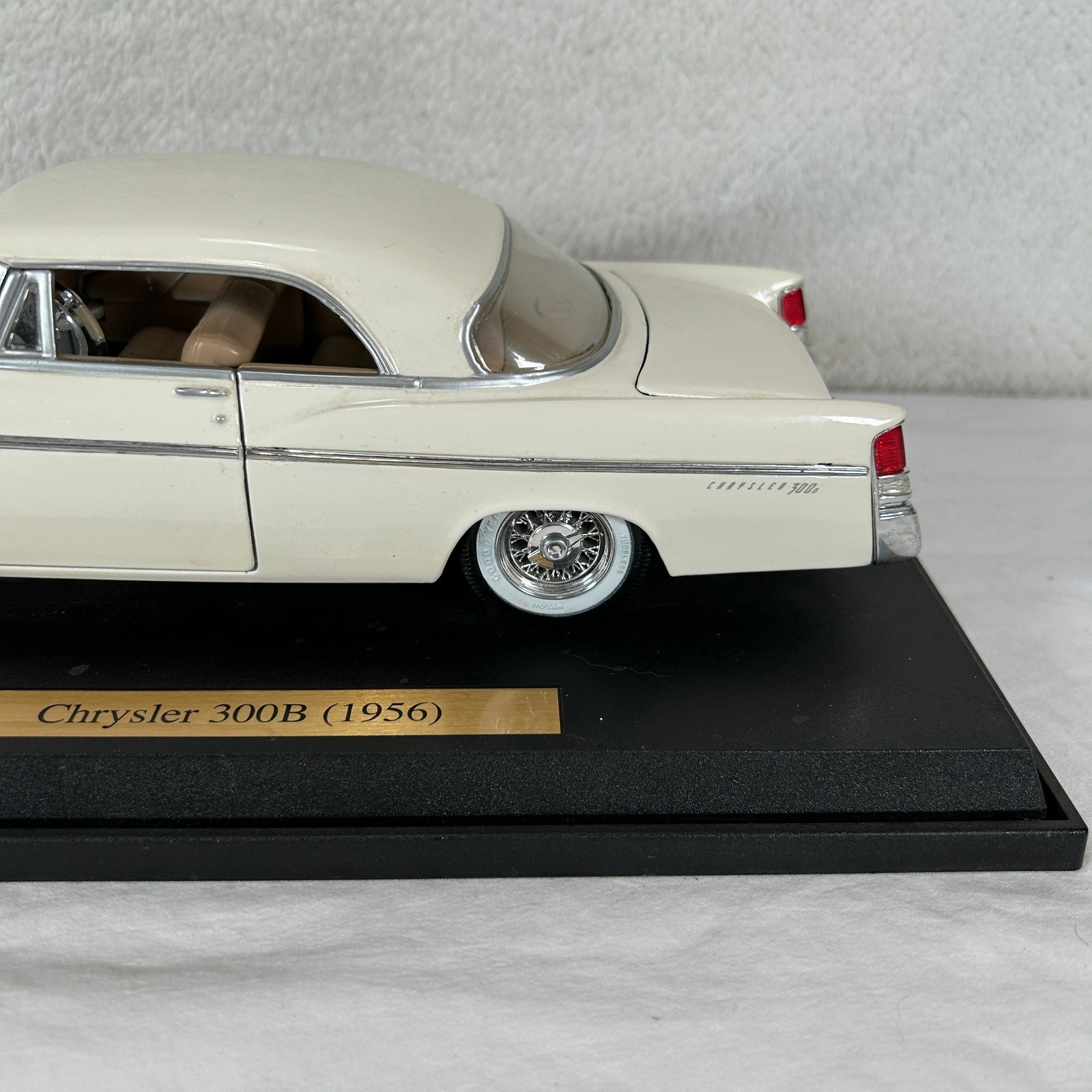 Maisto Chrysler 300B 1956 Cream 1:18 Scale Diecast Model Car with Display Stand