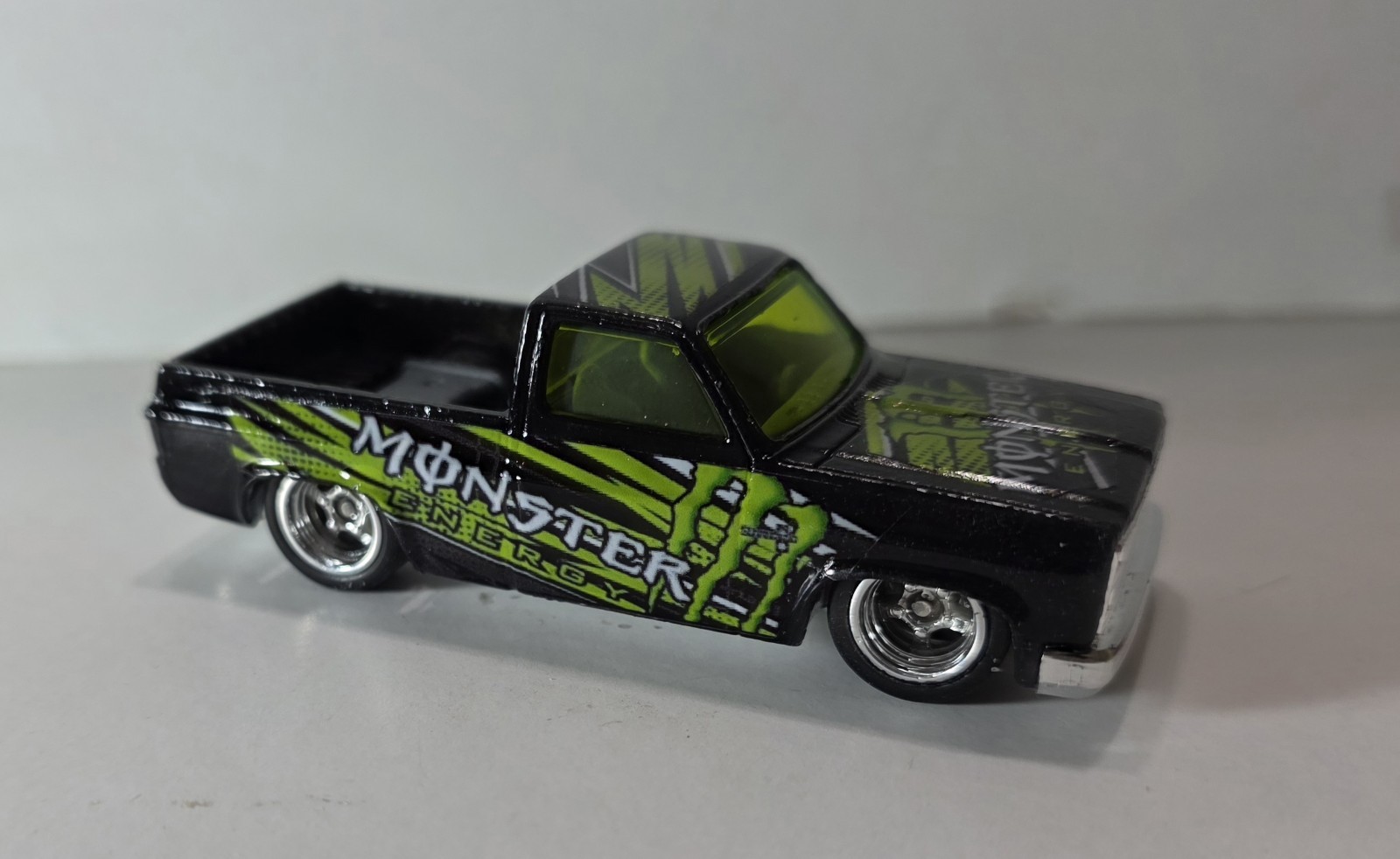 HOT WHEELS CUSTOM “83 Chevrolet Silverado MONSTER energy REAL RIDERS