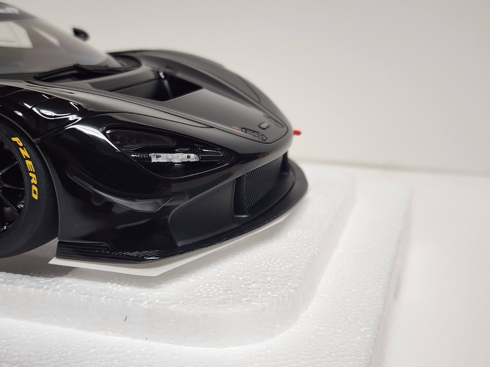 AUTOart – 1/18 die cast: McLaren 720S GT3, gloss black