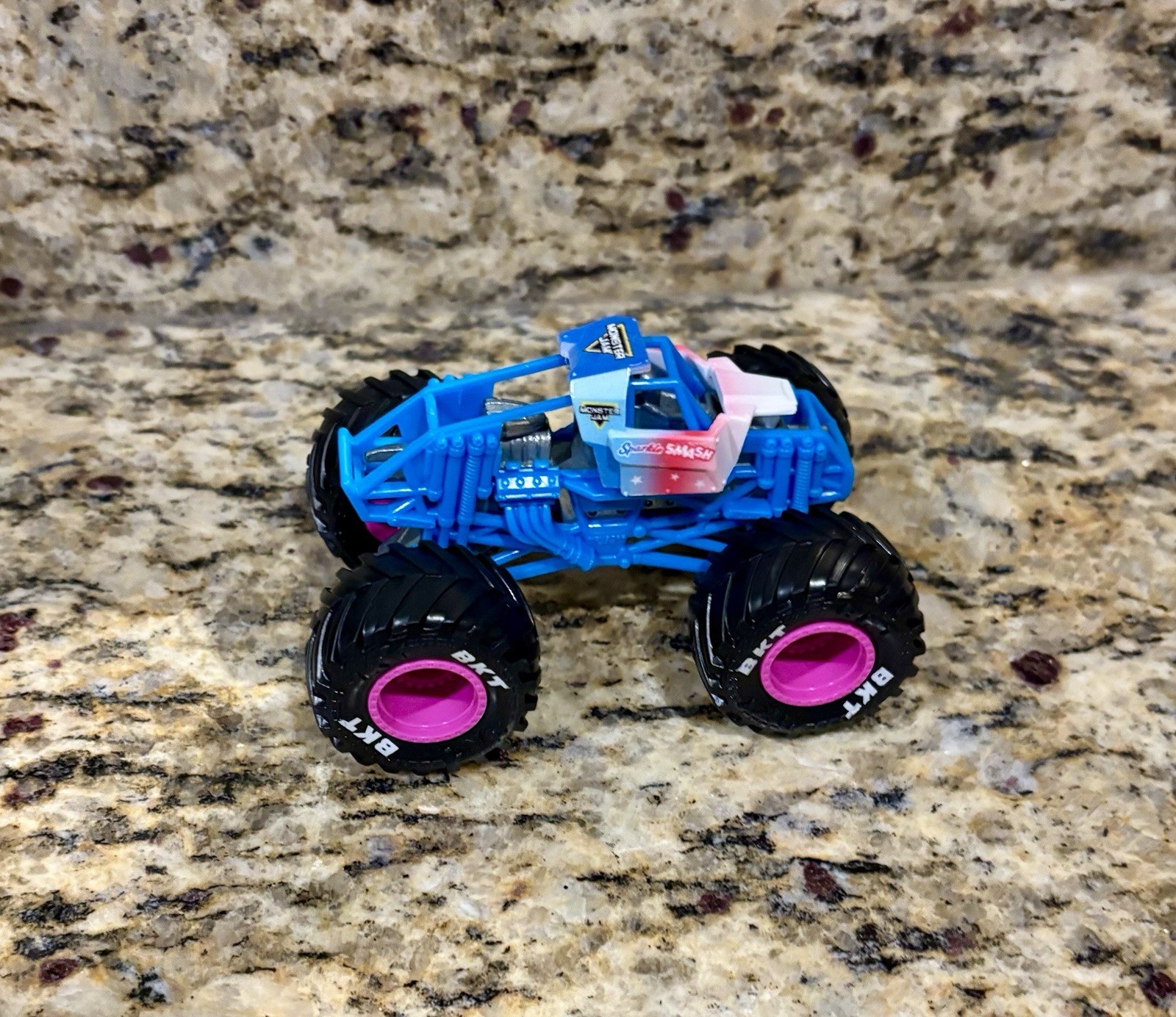 Spin Master Monster Jam Sparkle Smash TRAINING Truck New 1:64
