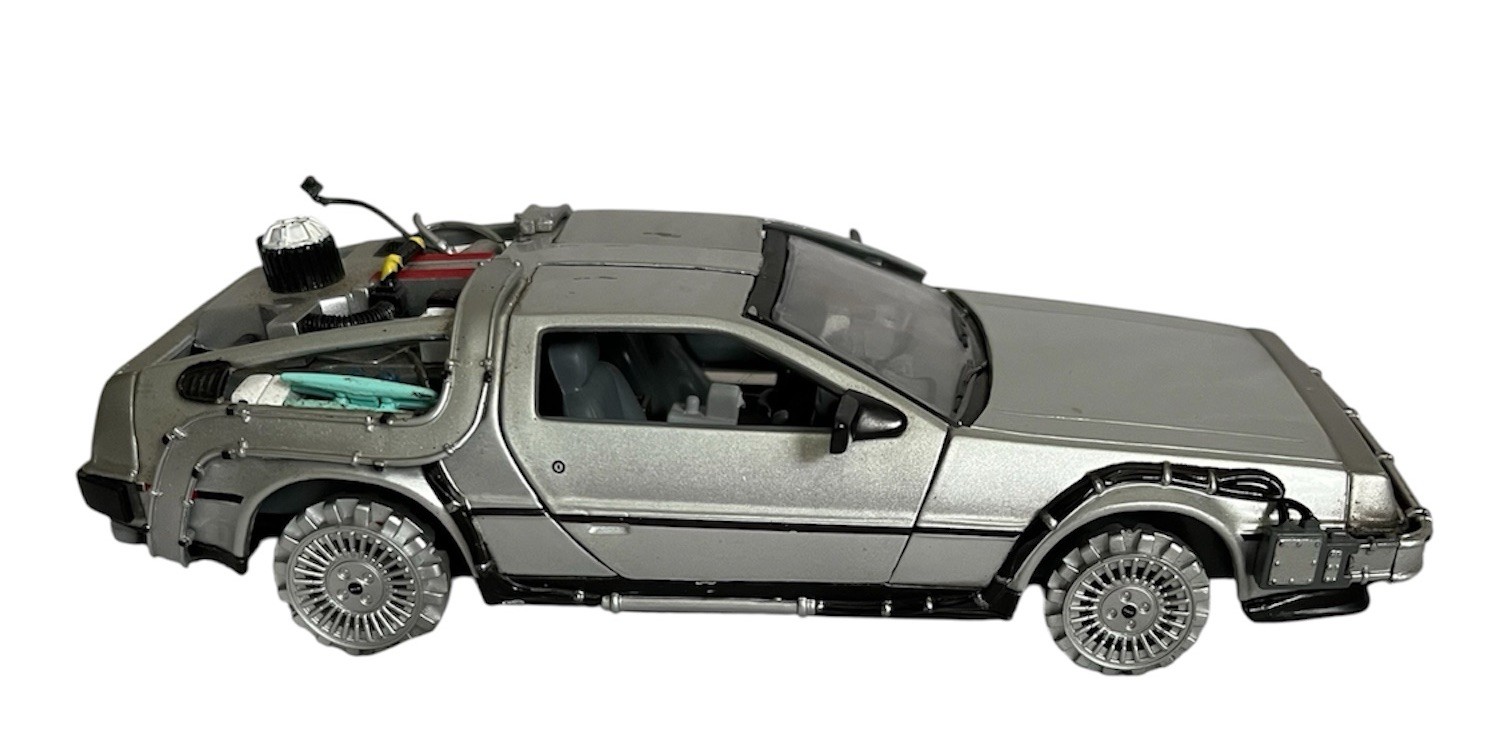 Welly 1:24 BACK TO THE FUTURE II DELOREAN Time Machine Universal Studios Car