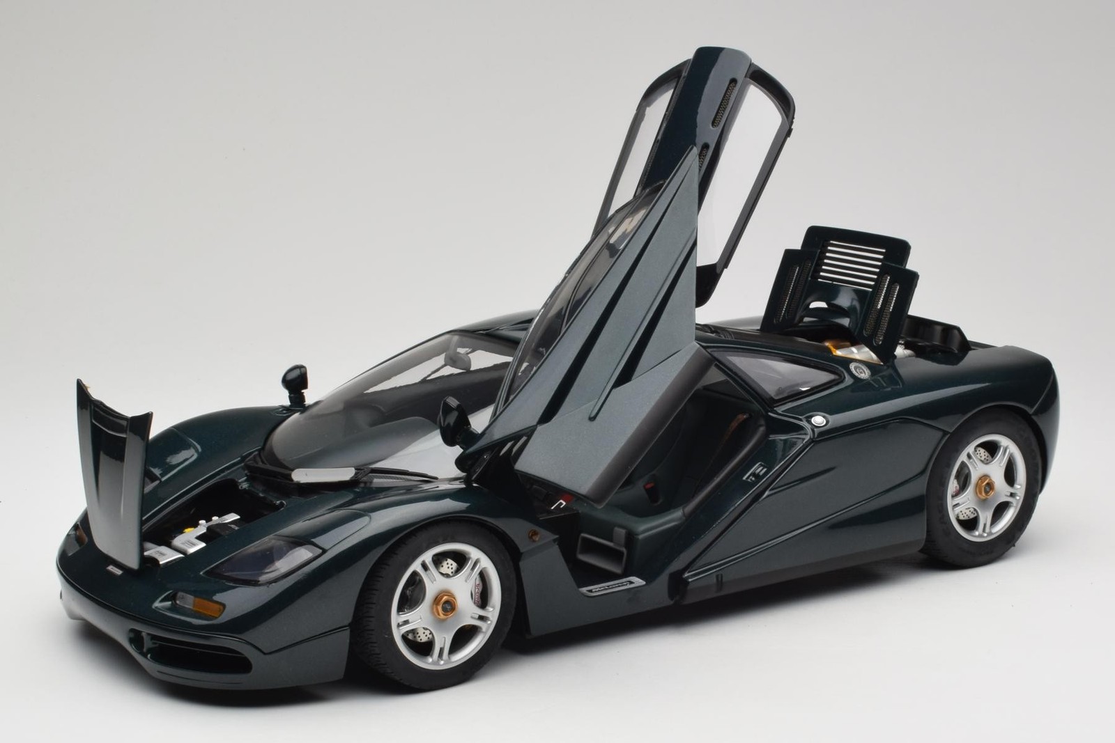 530133127 McLaren F1 Dark Green Metallic Minichamps 1/12