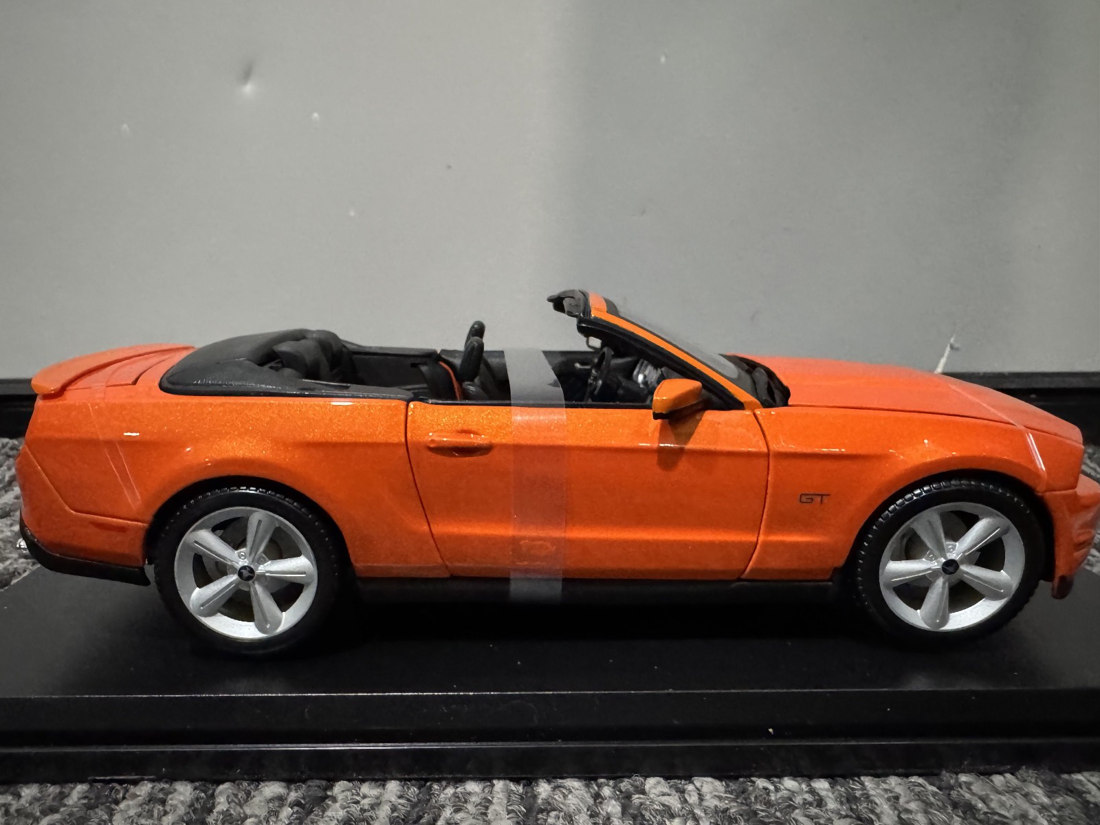 Maisto 1:18 Diecast Special Edition 2010 Ford Mustang GT Convertible Orange NEW