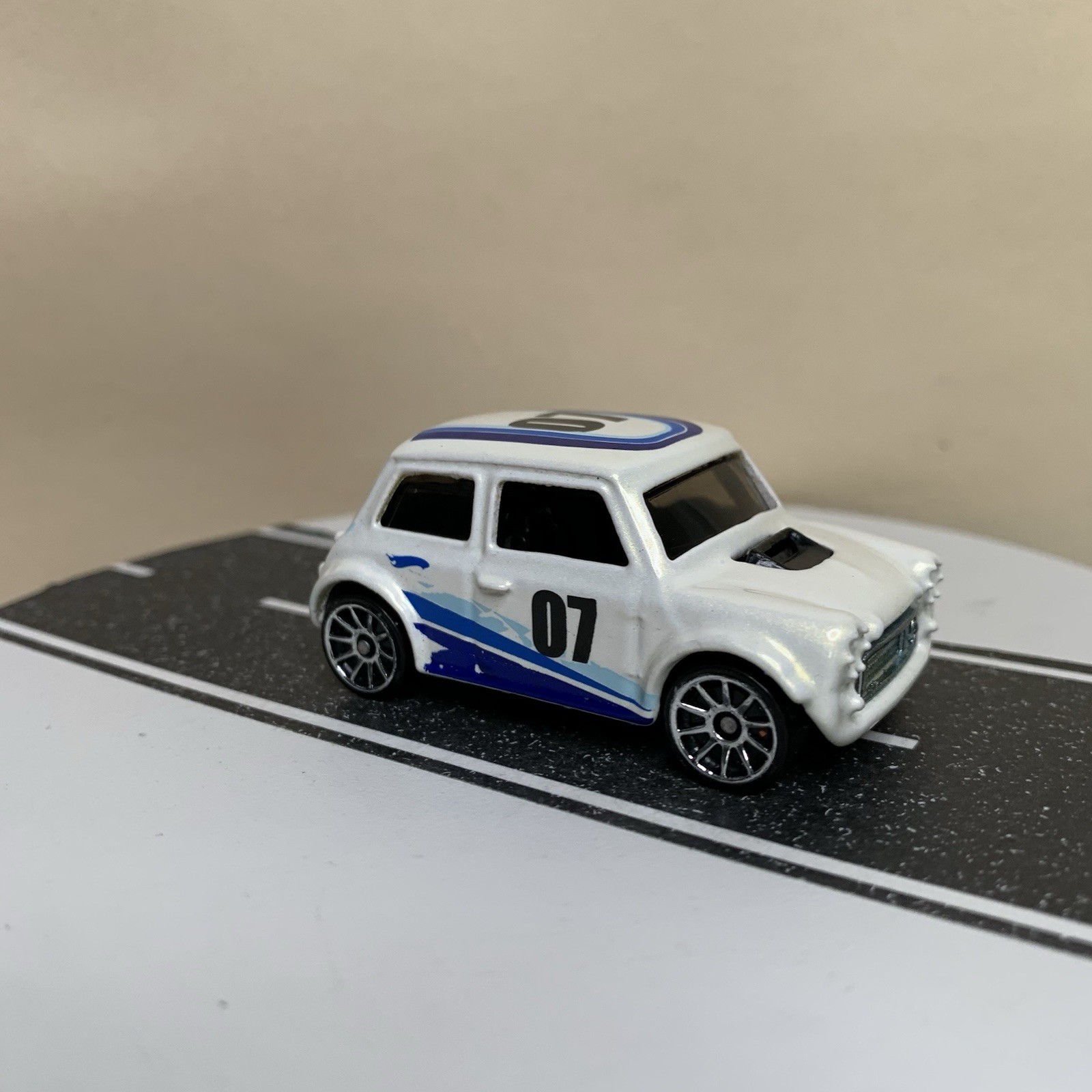 2007 Hot Wheels Pop Offs Series #1/4 #37 Morris Mini White w/Chrome 10 Sp Wheels