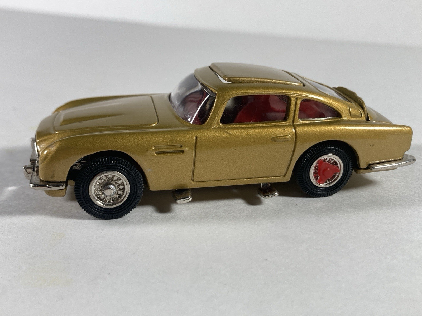Corgi 1/43 Scale 04201 James Bond 007 Aston Martin DB5 & Oddjob Figure Set