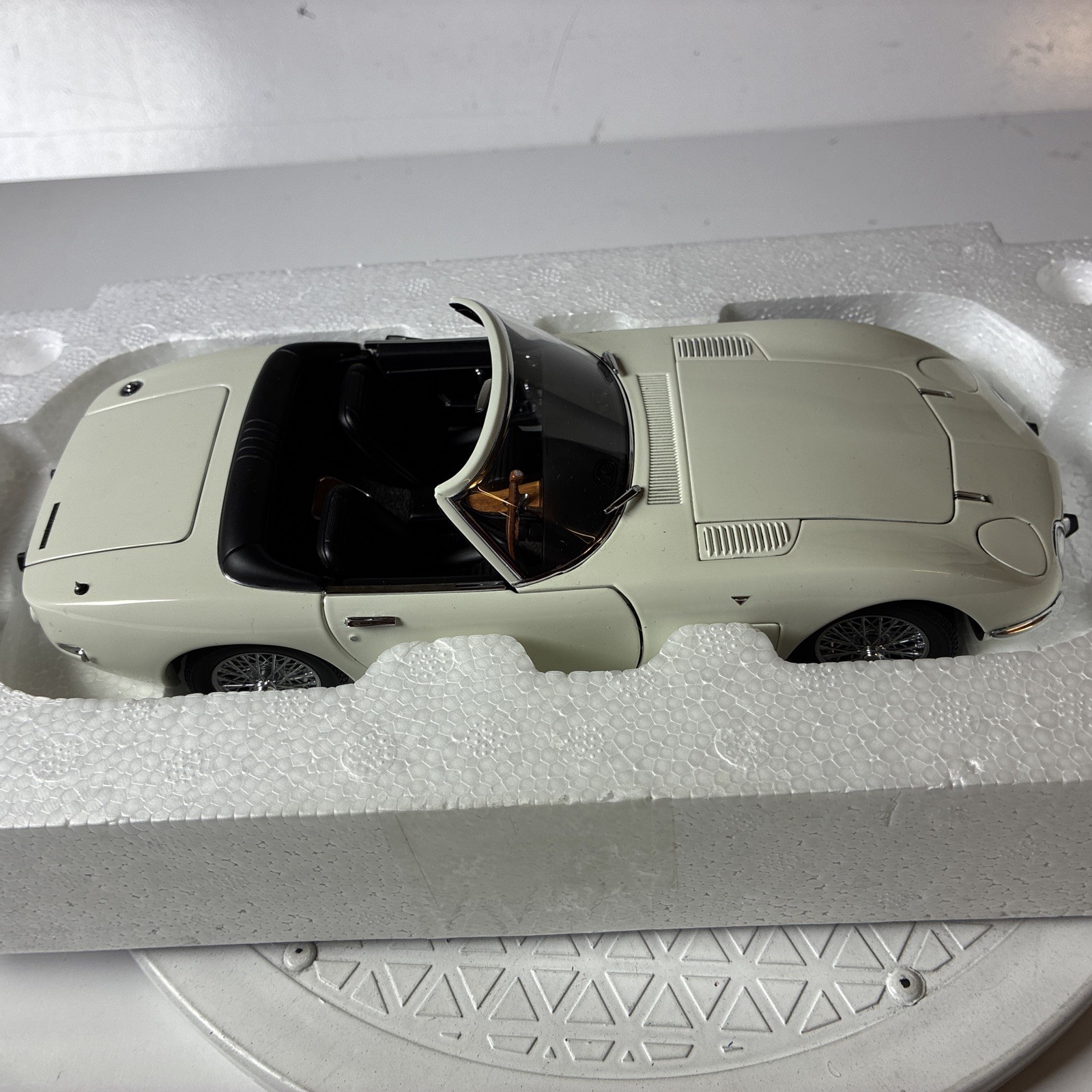 AUTO art MILLENNIUM 1/18 TOYOTA 2000GT White Miniature Scal bond Car Hobby 2010